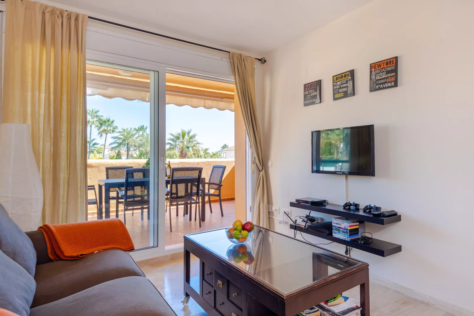 Apartment only 80 Meters from the Beach - Woonkamer