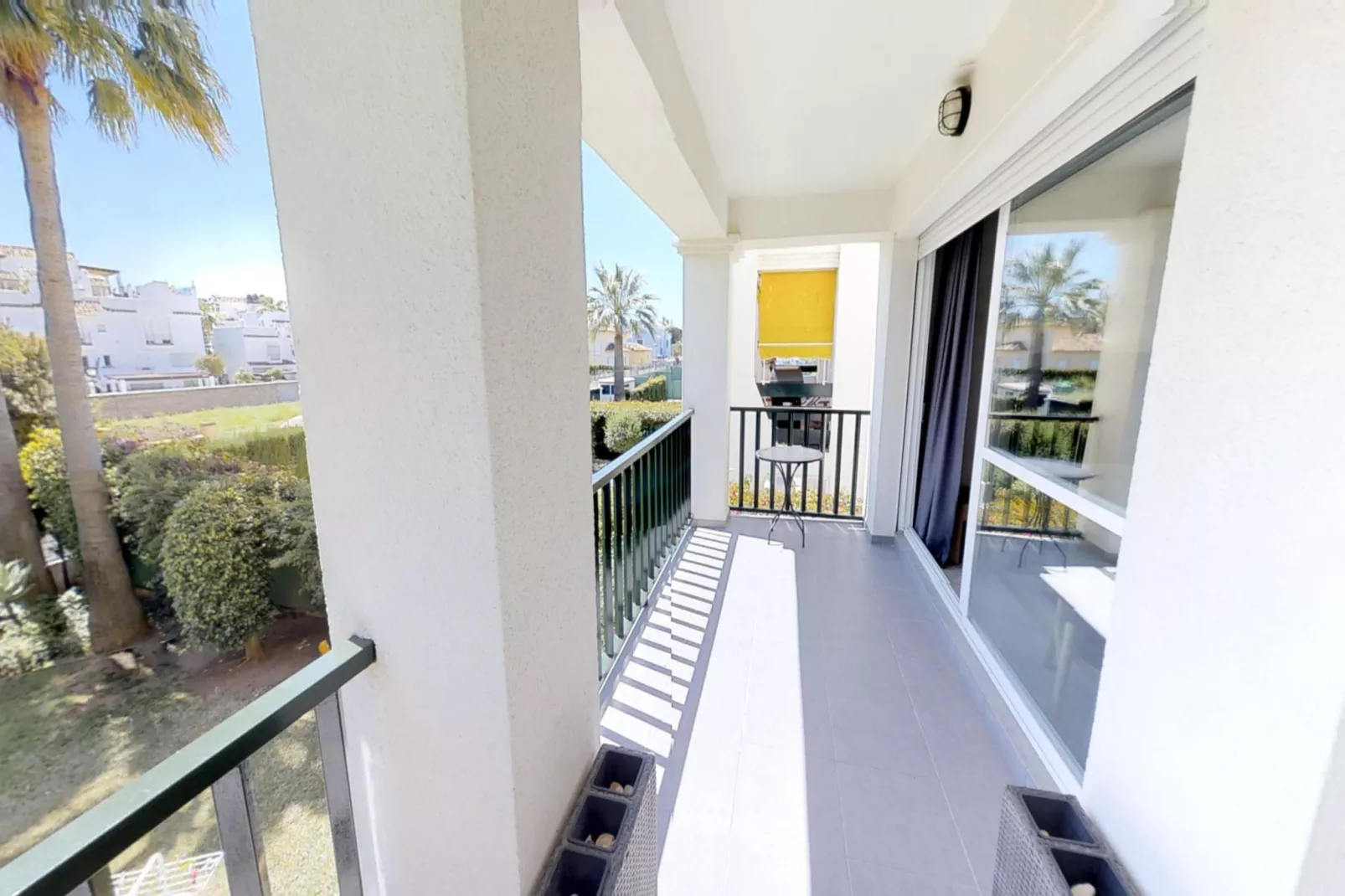 Modern Gated Apartment near Beach & Puerto Banus - Terrasbalkon