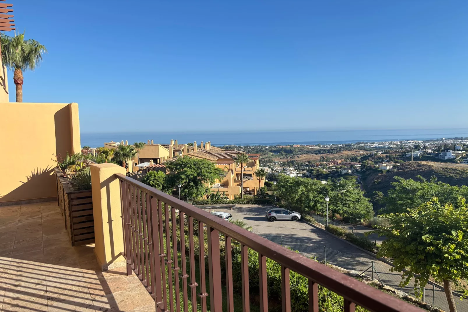 3-Bedroom Apartment with Sea & Mountain Views - Terrasbalkon