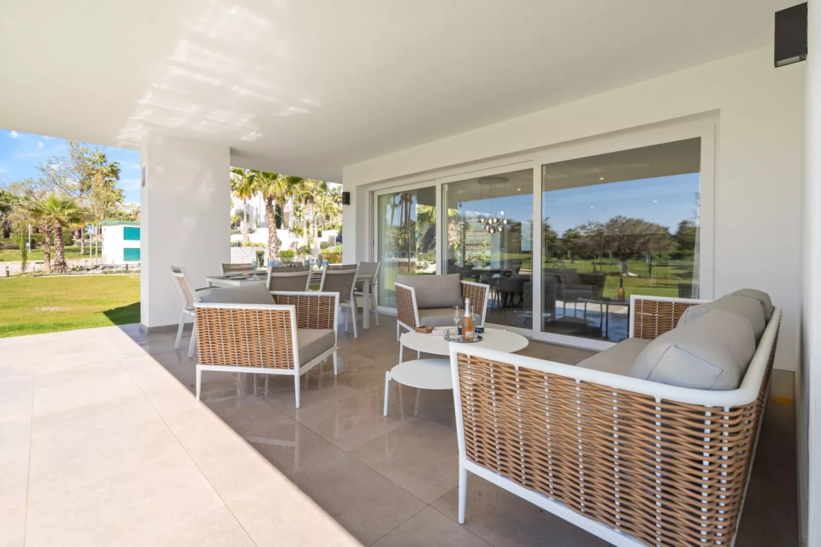 Chic 3-Bed Apartment ALCAZABA LAGOON (2107) - Terrasbalkon