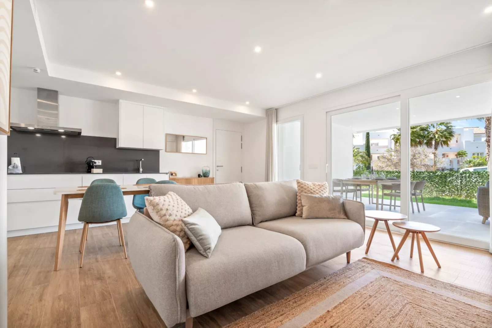 Stylish 1 bed Apartment ALZACABA LAGOON (2006) - Woonkamer