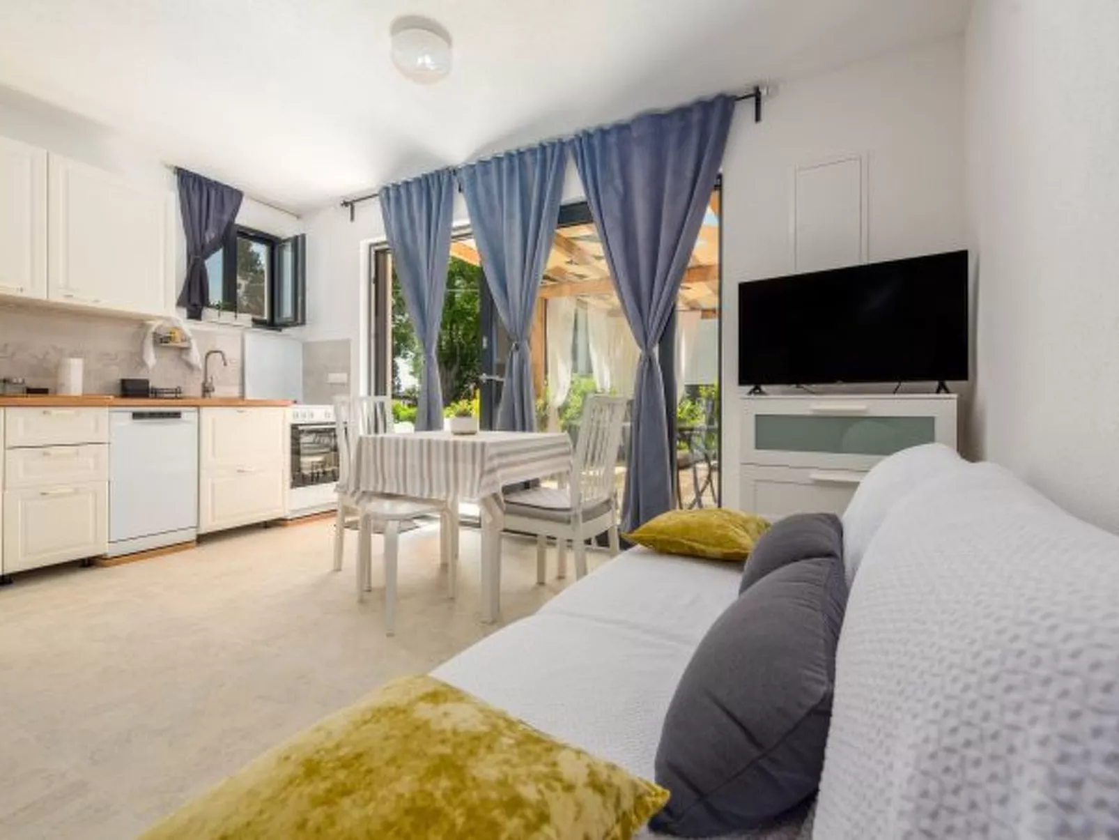 Studio Apartment Varos with shared pool - Image-tags.info