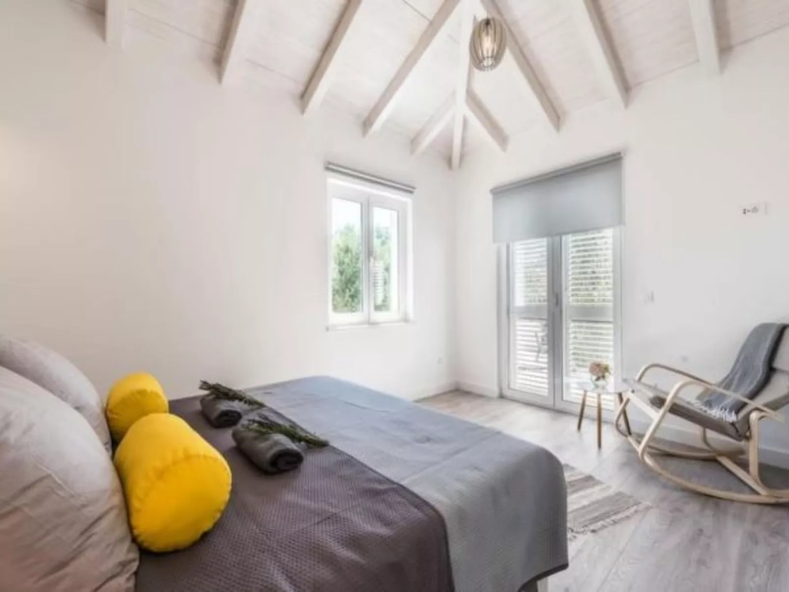 Luxurious villa Bright with pool - Image-tags.info