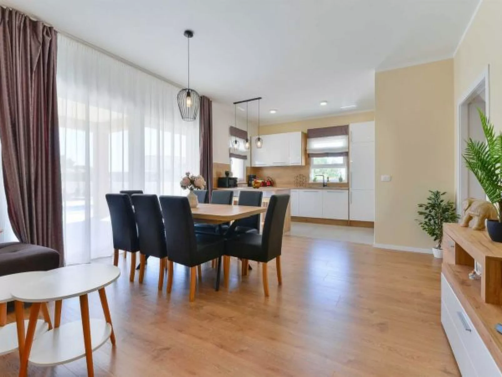 Villa First Hill with heated pool - Image-tags.info