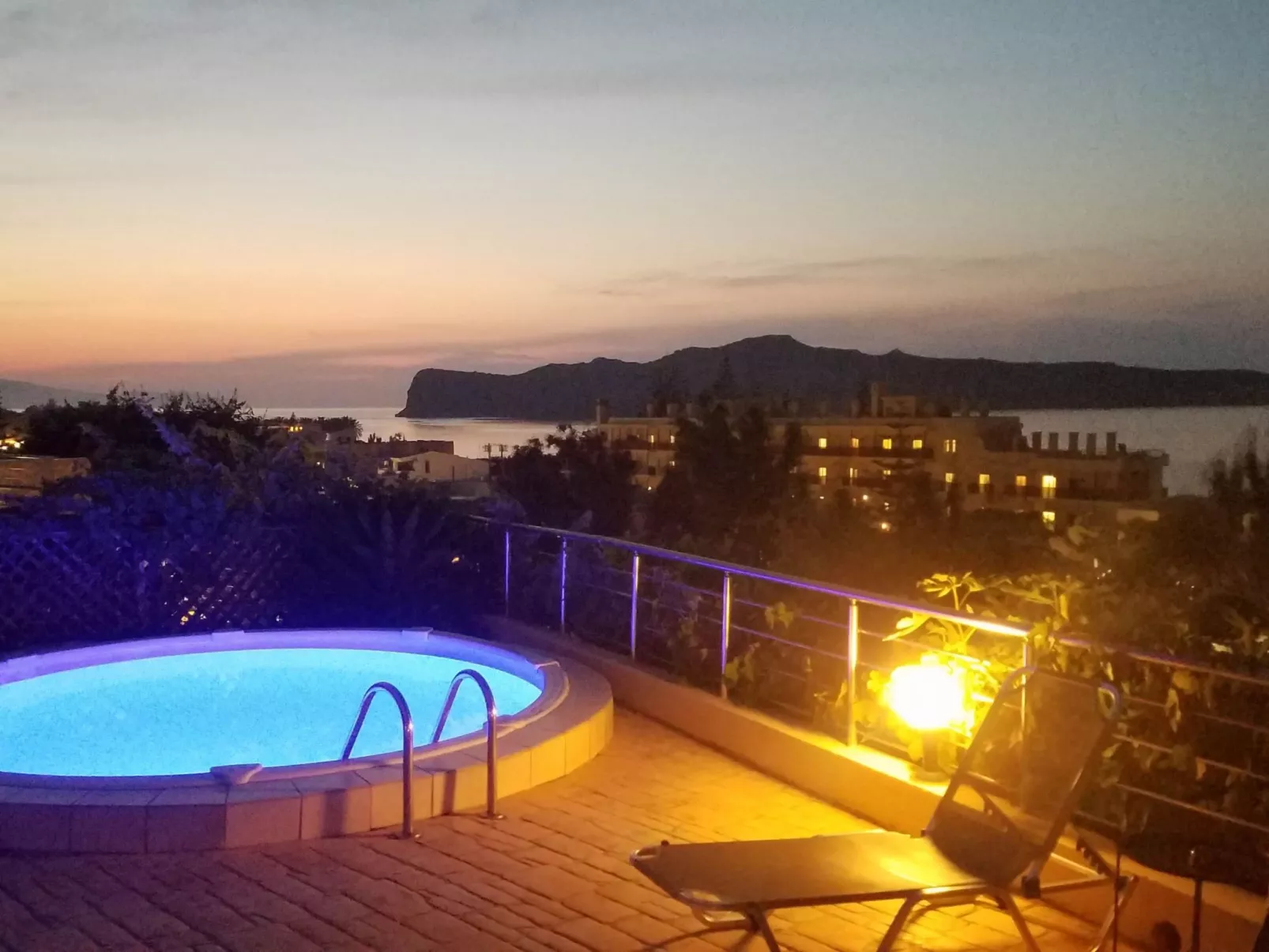 Sehr geräumiges Apartment mit eigenem Pool und Whirlpool - Buiten