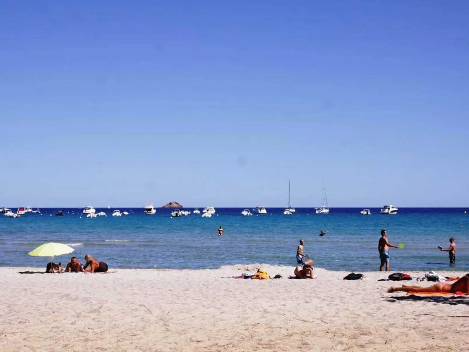 Unterkunft mit AC, Gemeinschaftspool, Nähe zum Meer - Buiten