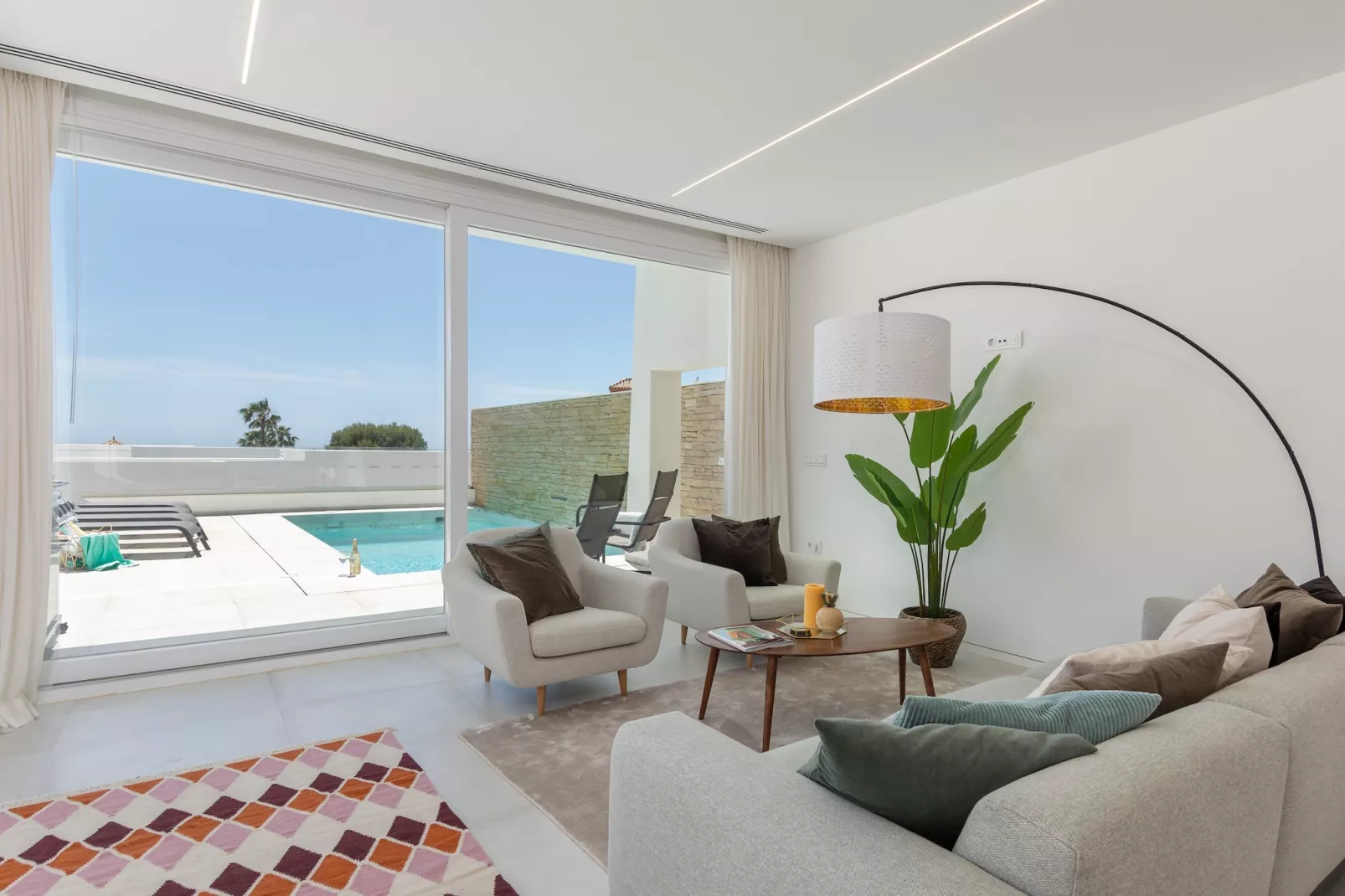 Modern Villa with Private Pool & Rooftop Terrace - Woonkamer