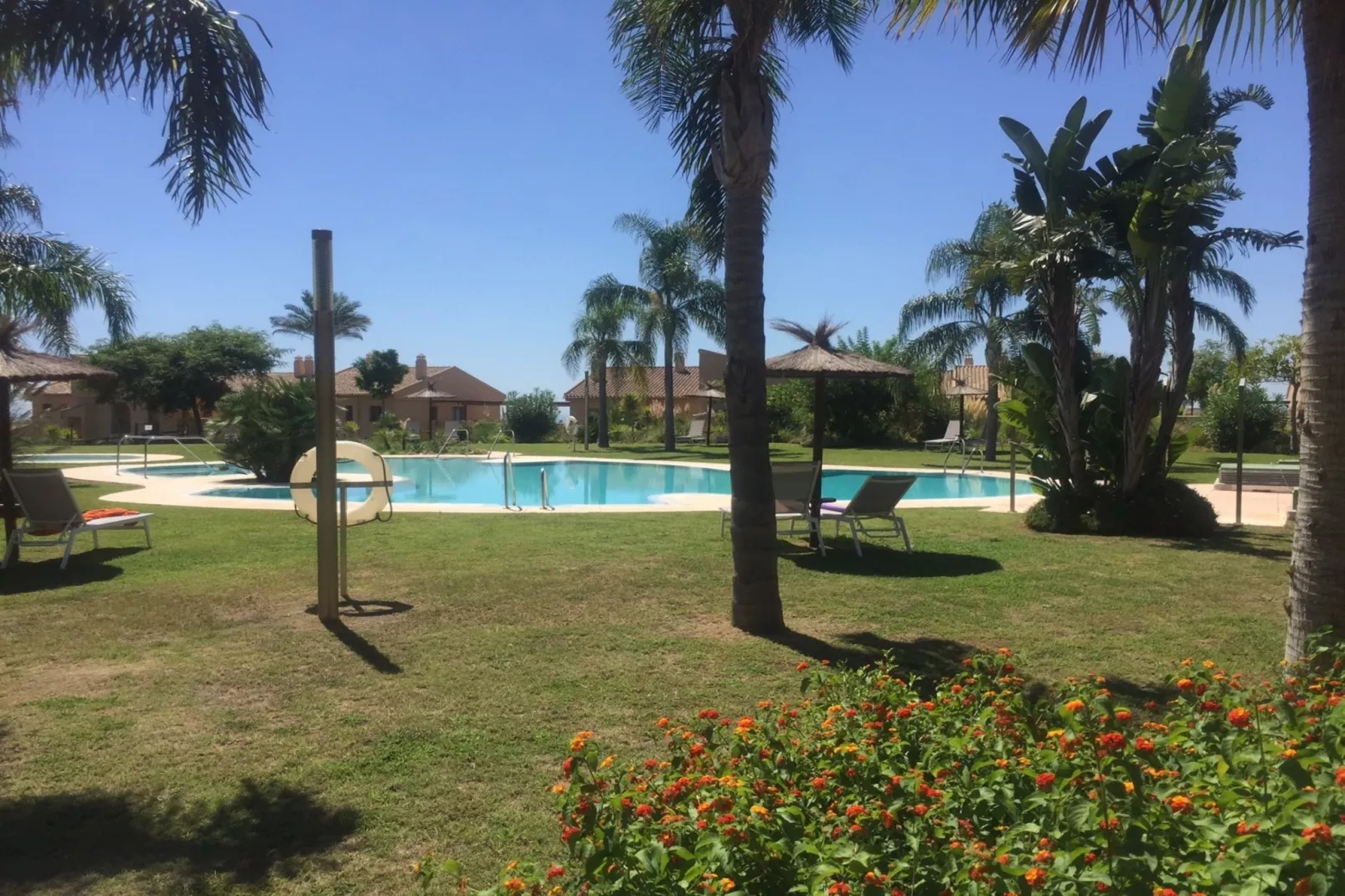 3-Bedroom Apartment with Sea & Mountain Views - Zwembad