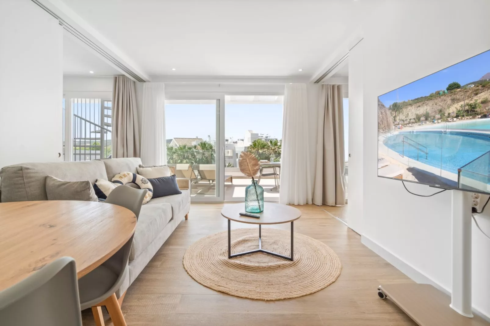 Modern 3-pax Apt & Solarium ALCAZABA LAGOON (2023) - Woonkamer
