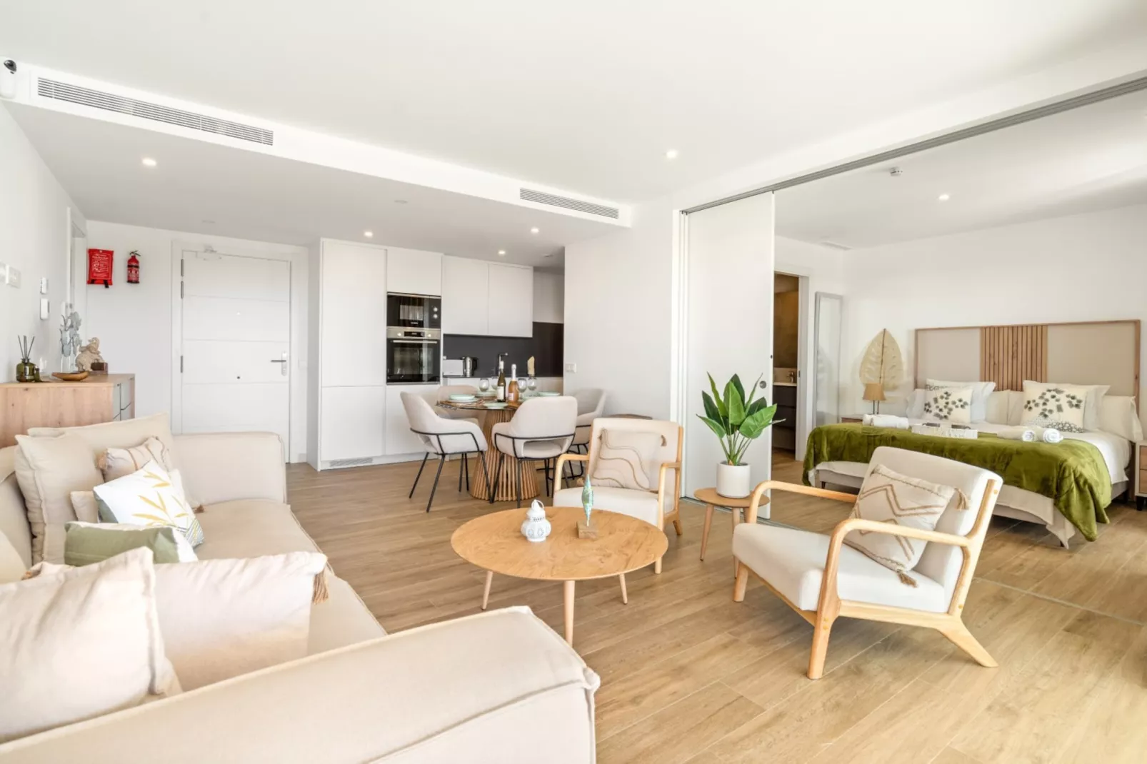 Stylish 2-bed Apartment ALCAZABA LAGOON (2011) - Woonkamer