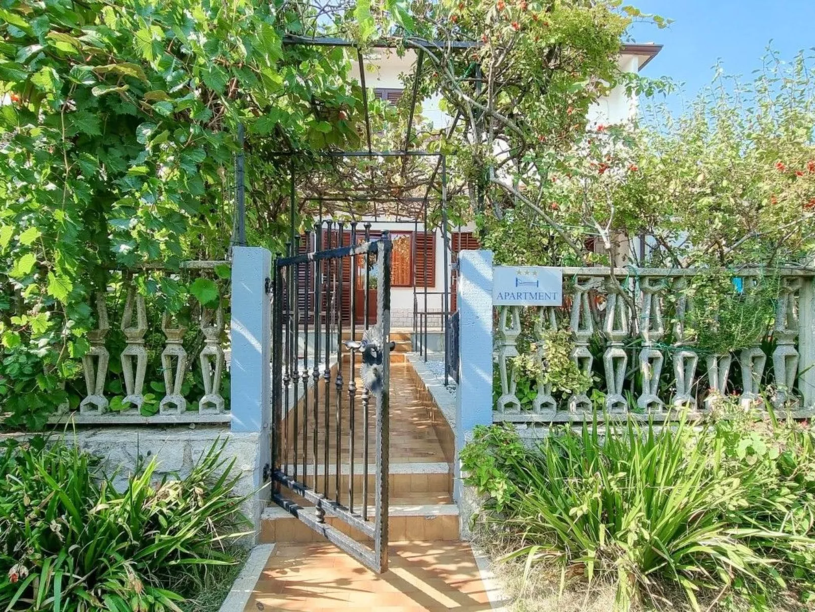 Für 5 Personen ca. 70 m&sup2; in Novigrad, Adriaküste Kroatien (Westküste von I - Buiten