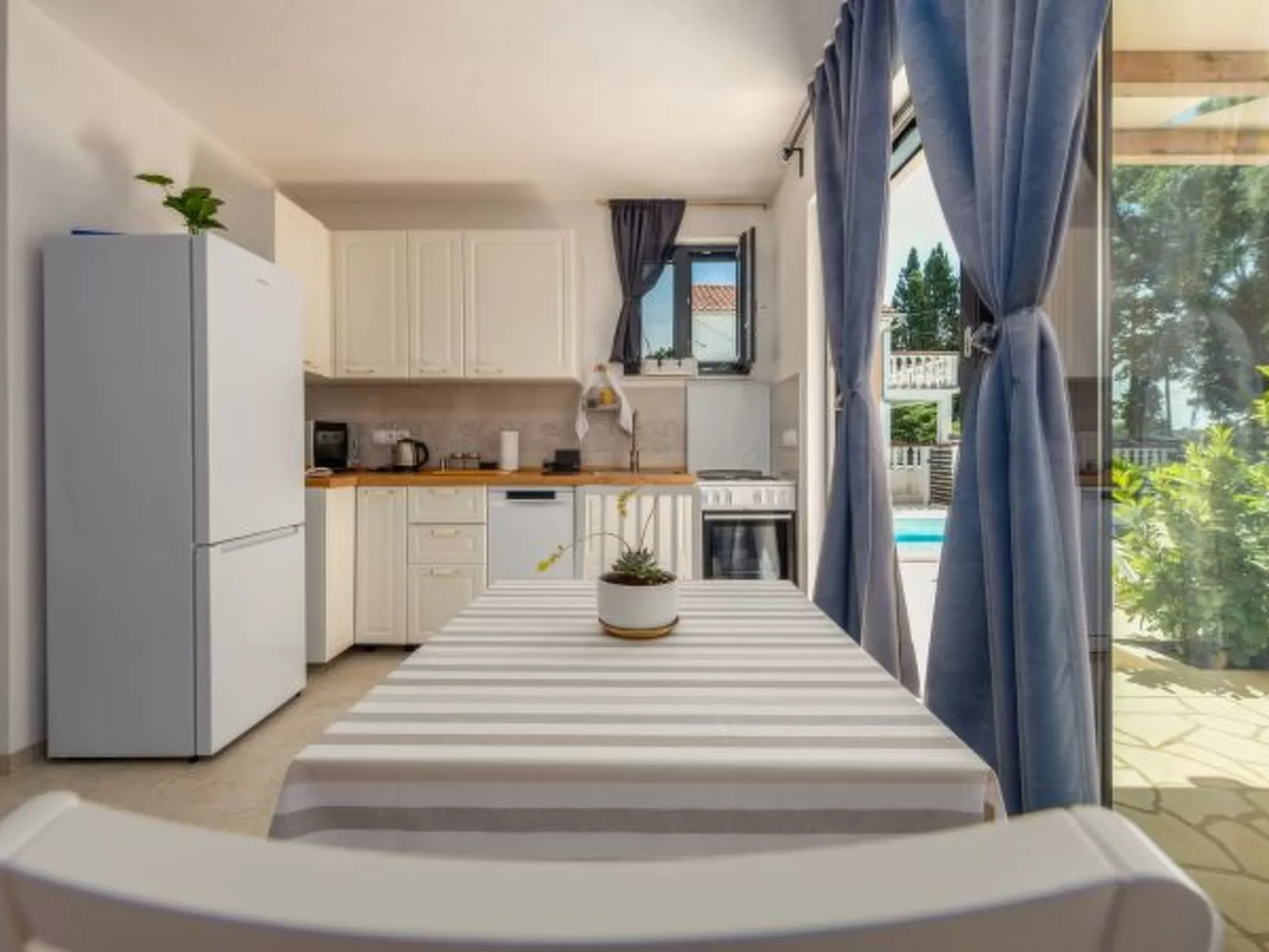 Studio Apartment Varos with shared pool - Image-tags.info