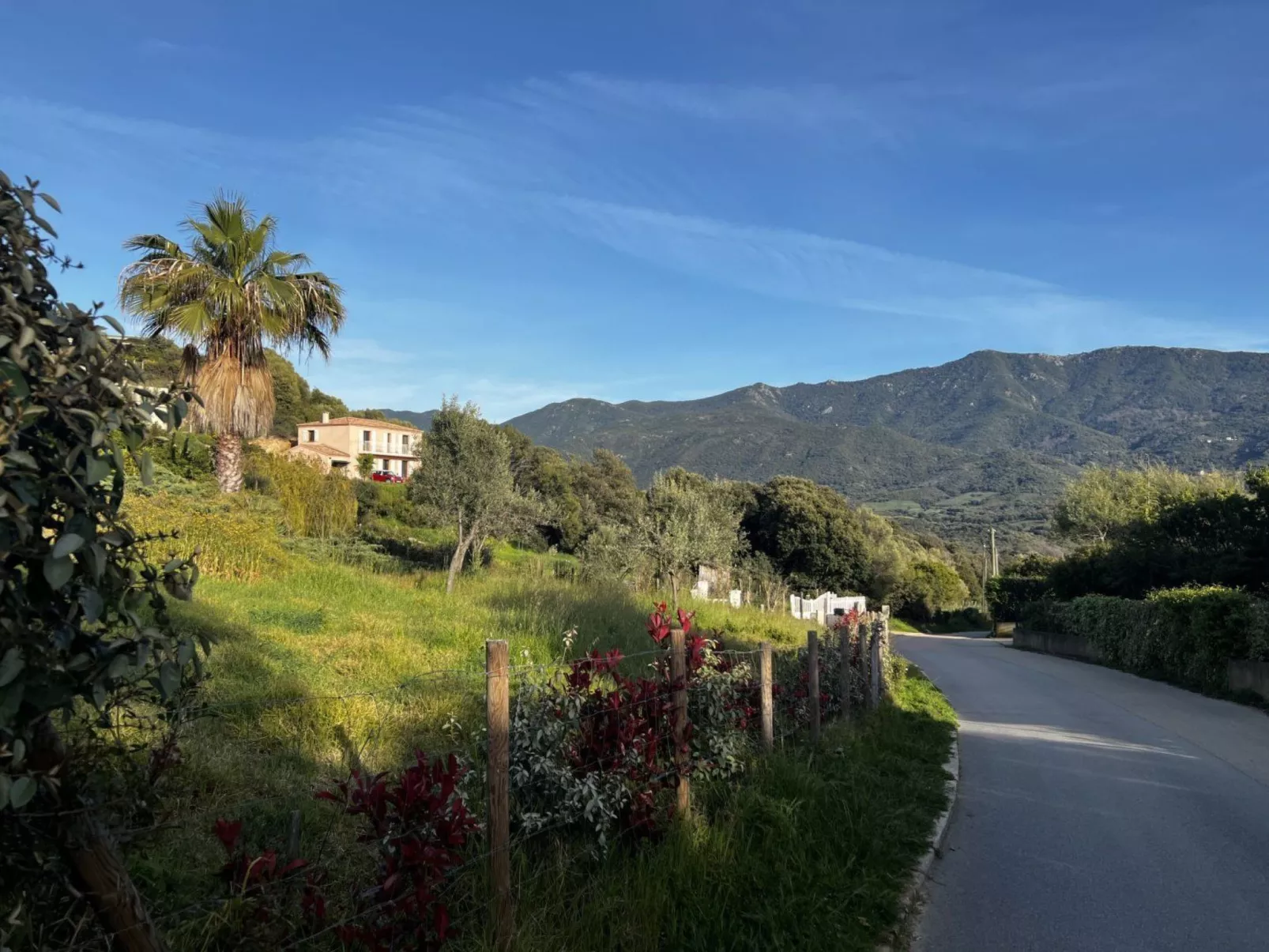 Haus in der Nähe von Meer und Bergen, atemberaubende Aussicht. - Buiten