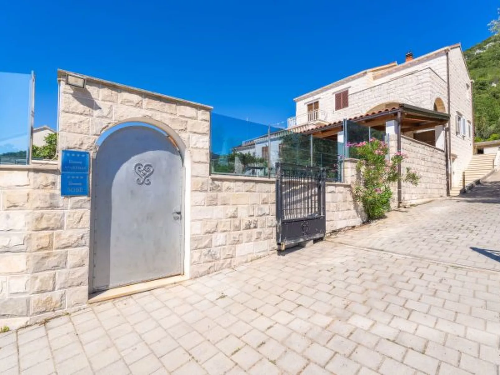 Beachfront Apartment house Hon with pool - Buiten