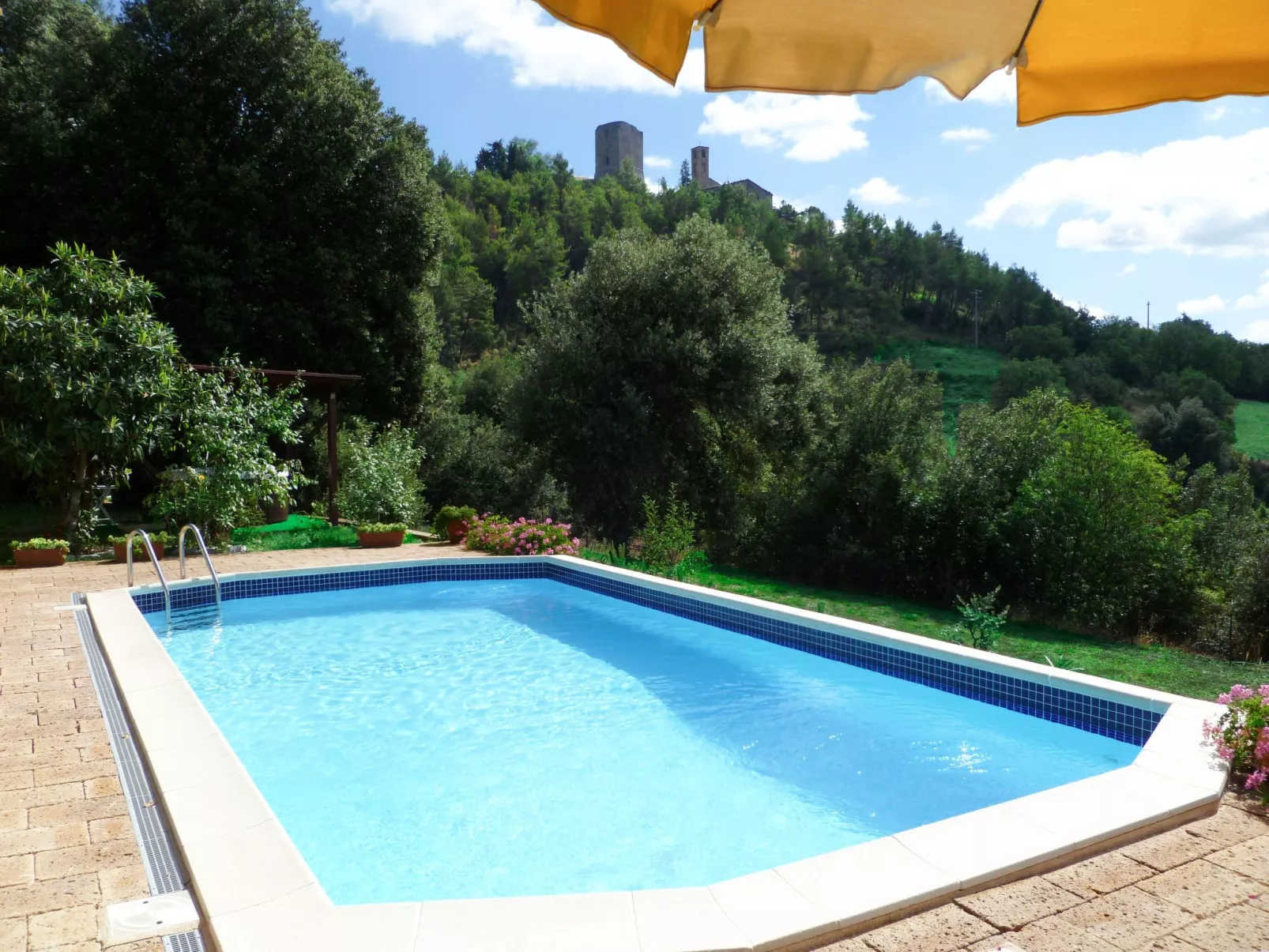 In Montecastelli Pisano mit beheiztem Whirlpool - Buiten