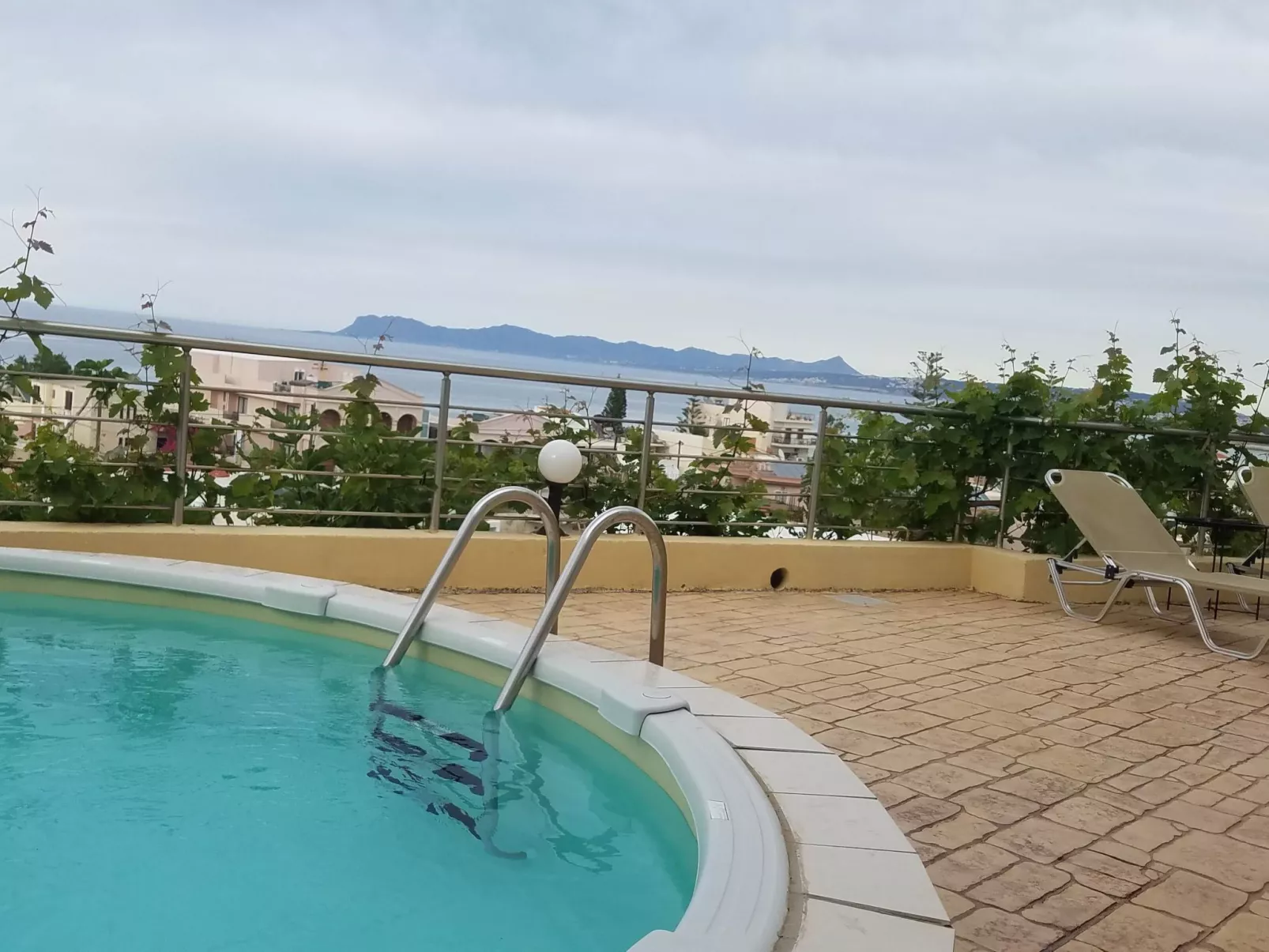 Sehr geräumiges Apartment mit eigenem Pool und Whirlpool - Buiten