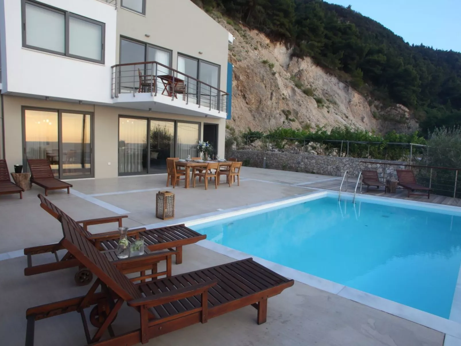 "Capro" mit Infinity-Pool - Buiten