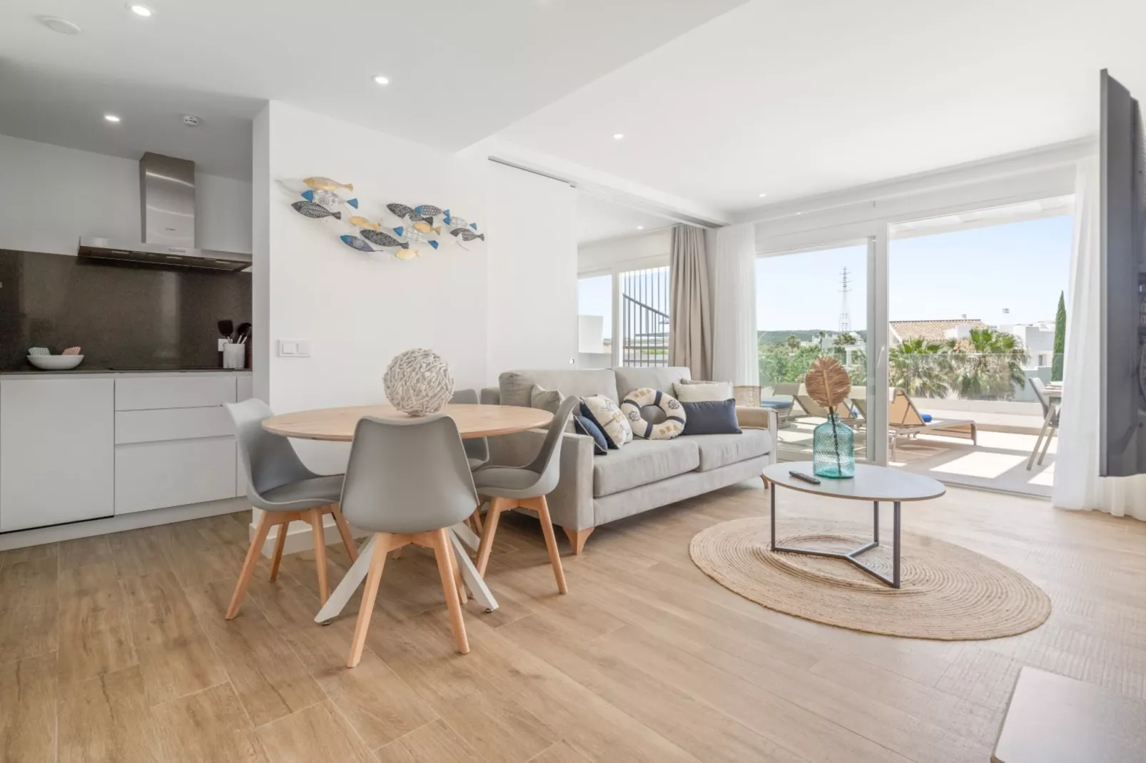 Modern 3-pax Apt & Solarium ALCAZABA LAGOON (2023) - Eetkamer