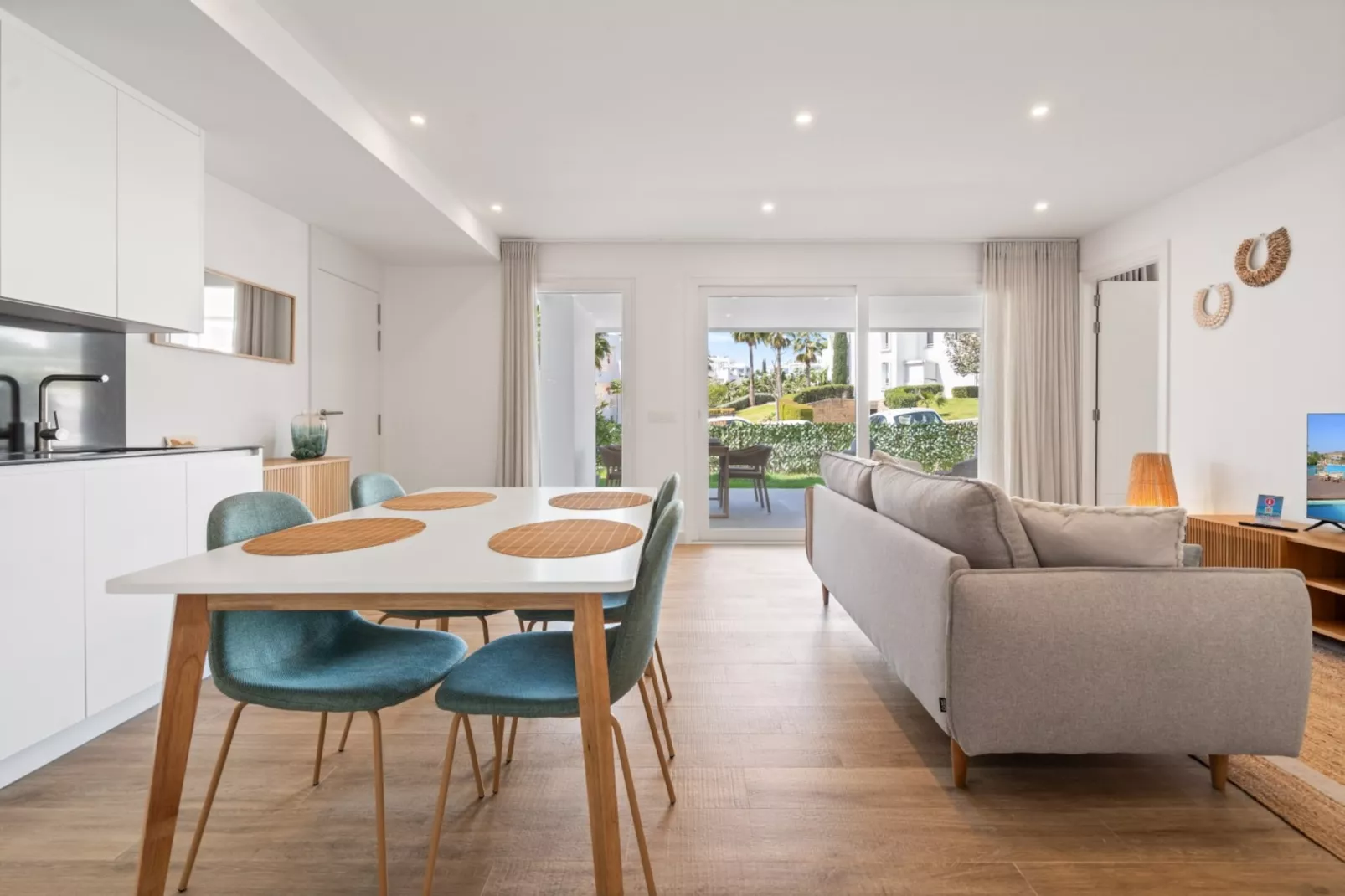 Stylish 1 bed Apartment ALZACABA LAGOON (2006) - Eetkamer