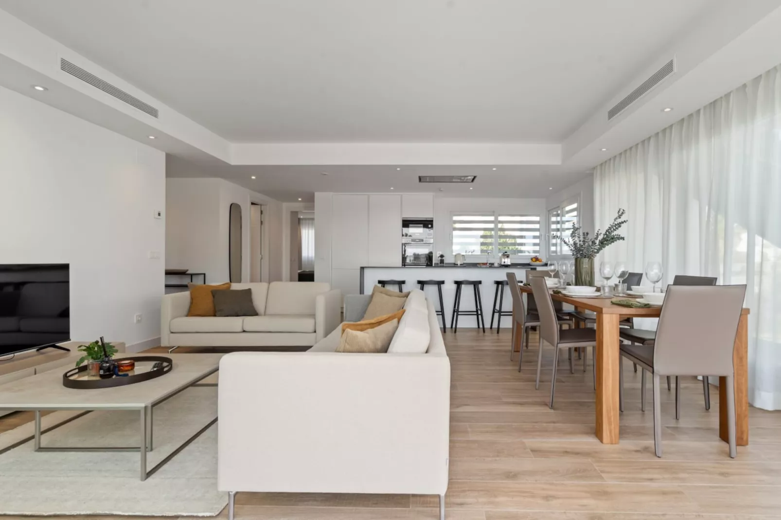Spacious 2-bed & Solarium ALCAZABA LAGOON (2017) - Eetkamer