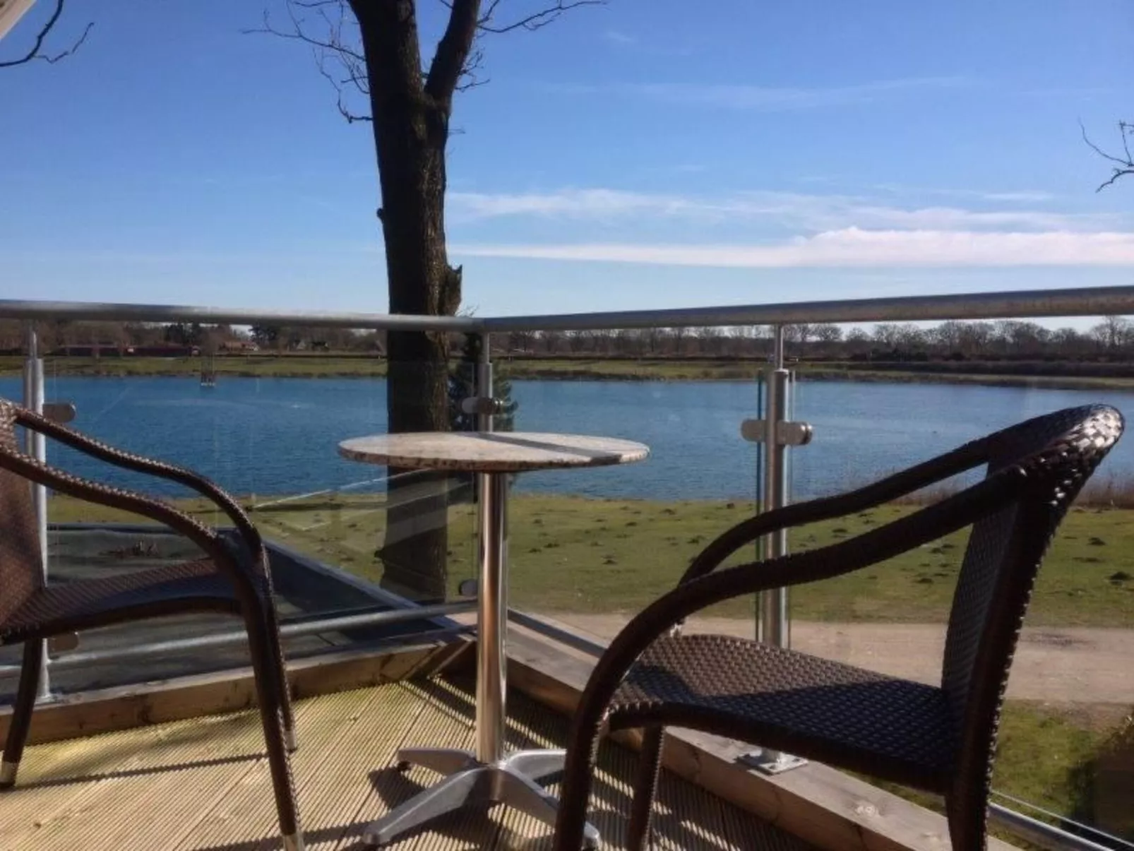 Mit atemberaubendem Blick auf den See - Buiten