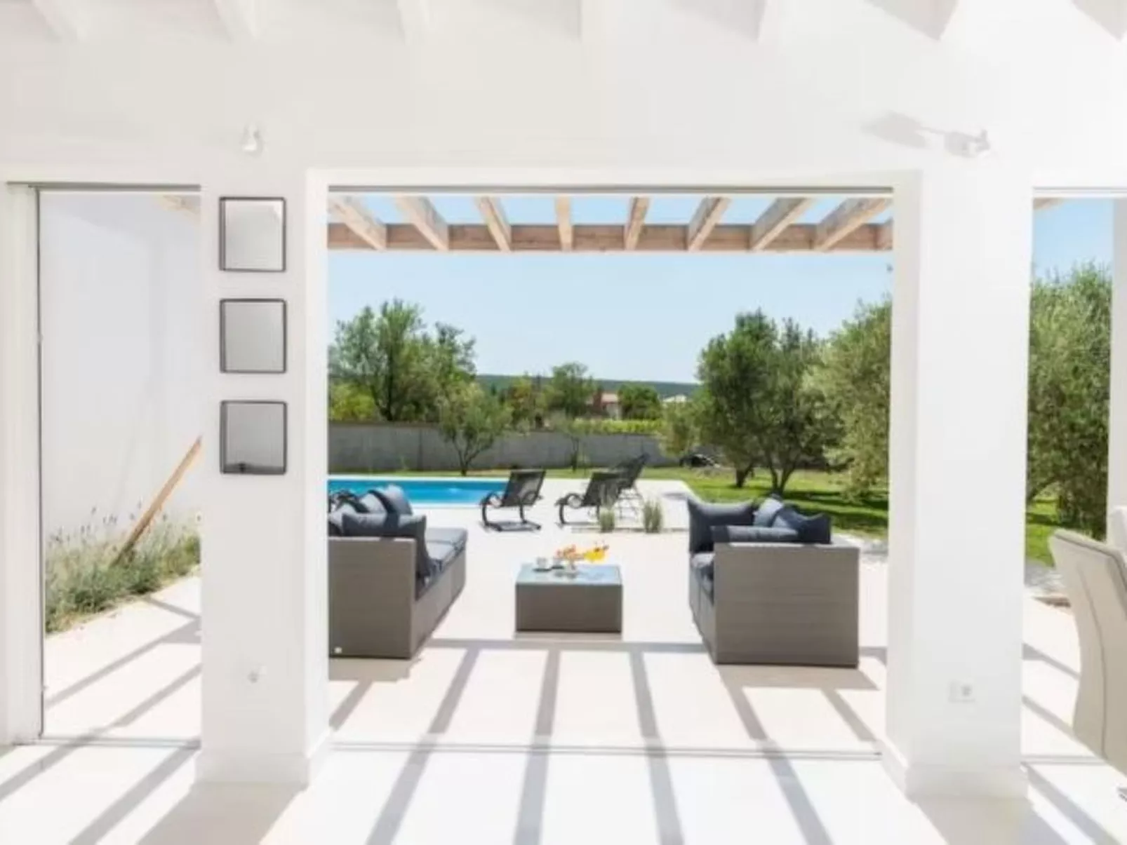 Luxurious villa Bright with pool - Image-tags.info