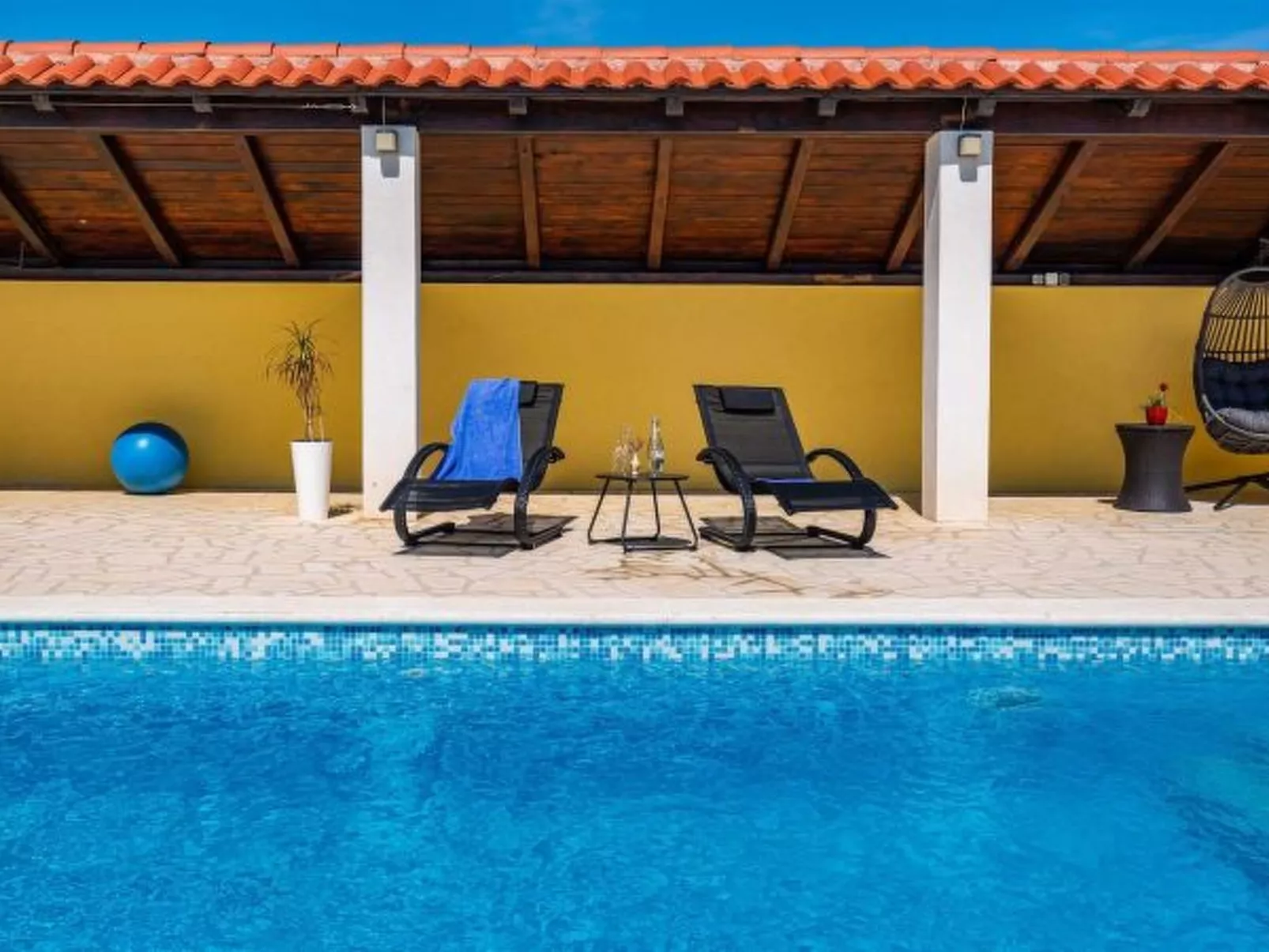 Apartment house Simoni with pool - Image-tags.info