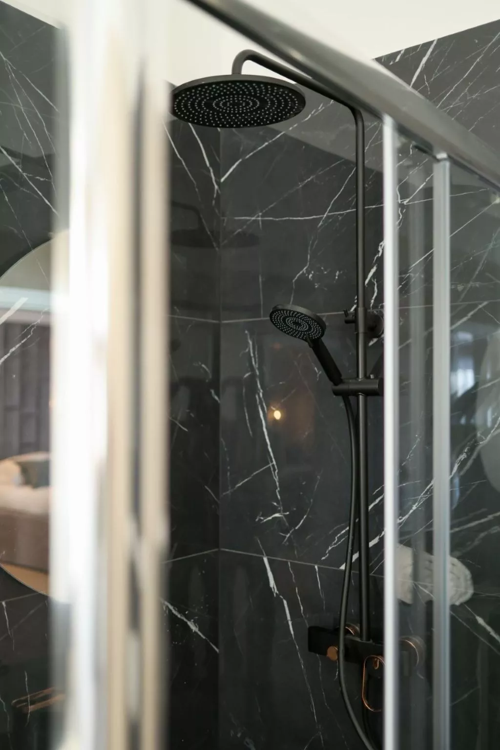 Zimmer "Graues Zimmer" mit privatem Balkon - Binnen