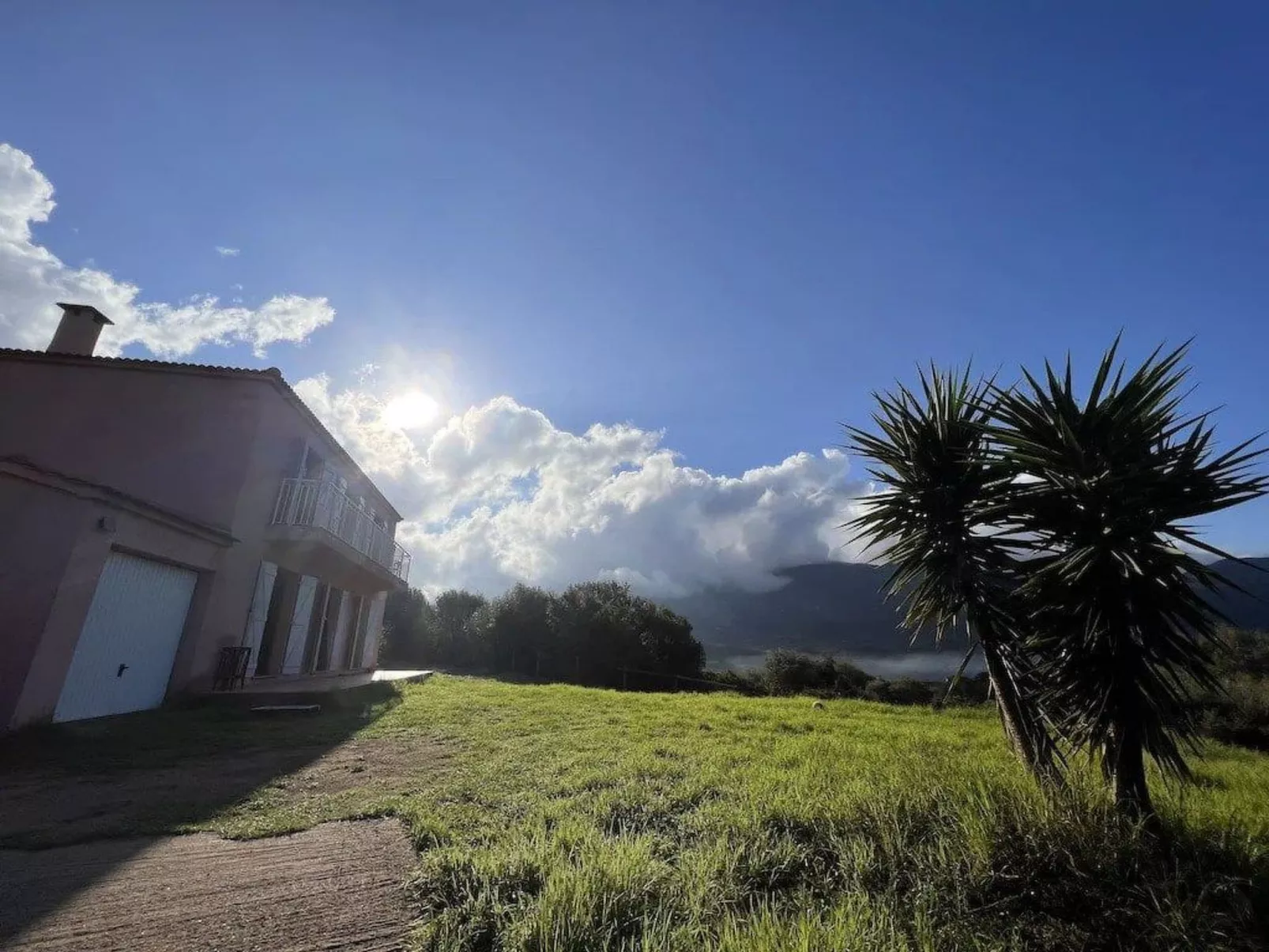 Haus in der Nähe von Meer und Bergen, atemberaubende Aussicht. - Image-tags.info