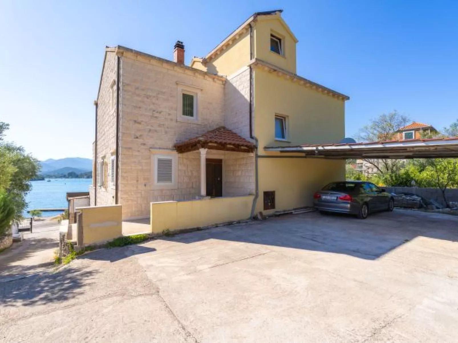 Beachfront Apartment house Hon with pool - Buiten