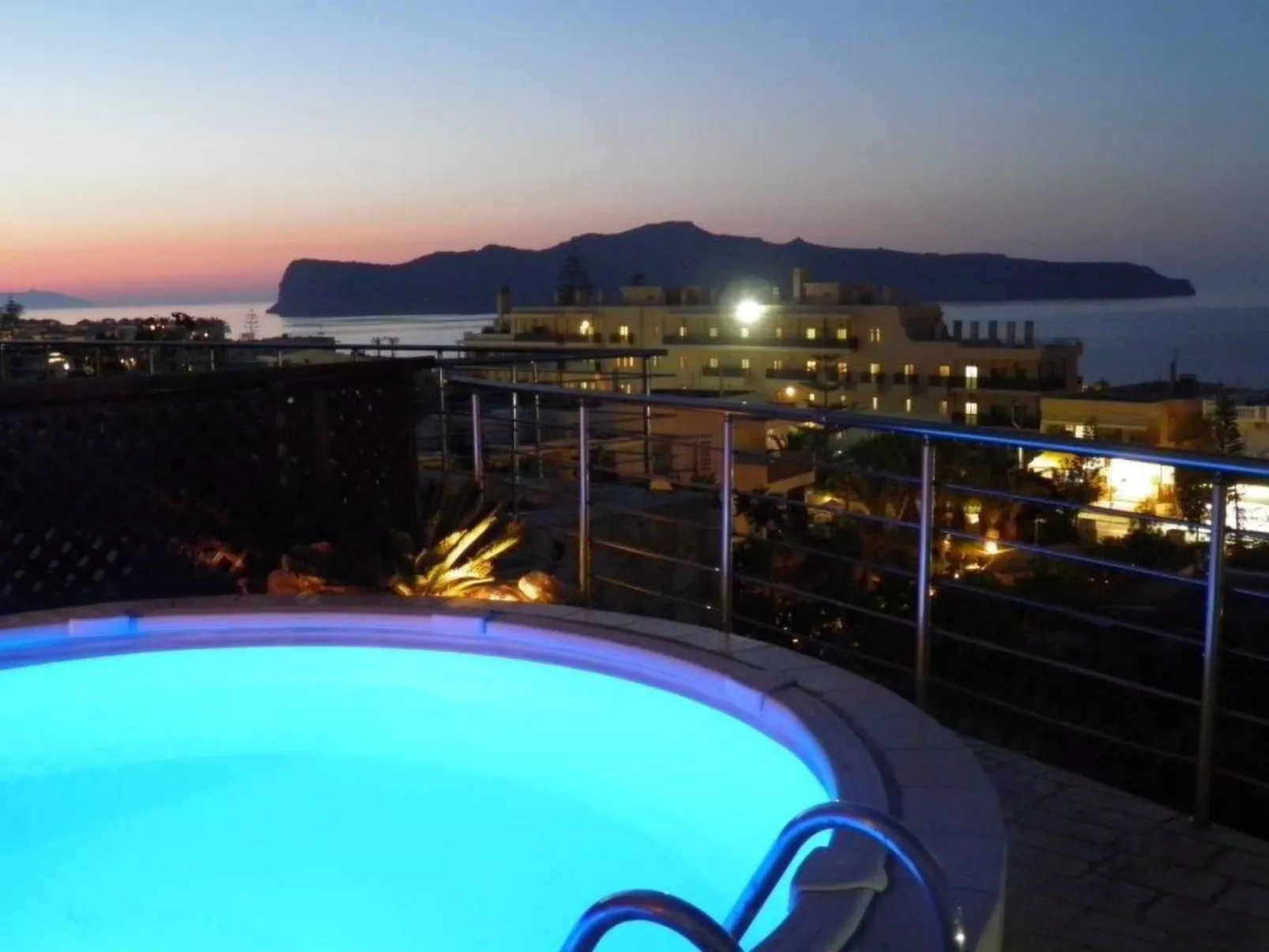 Sehr geräumiges Apartment mit eigenem Pool und Whirlpool - Buiten