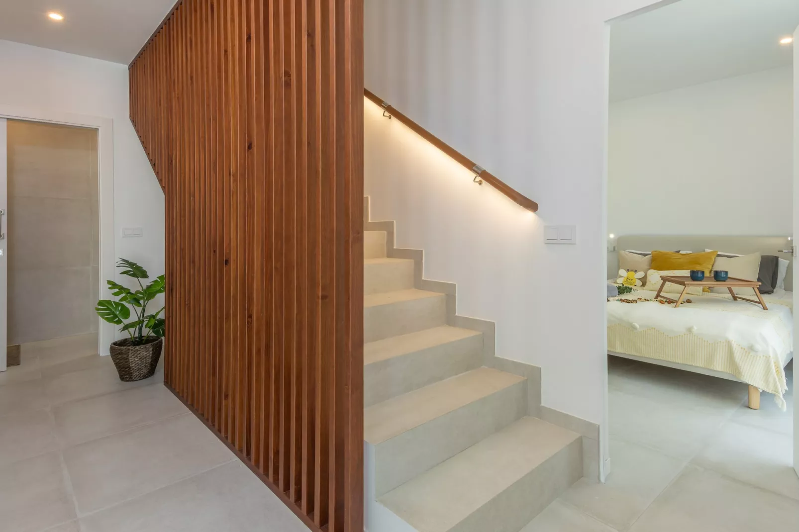 Modern Villa with Private Pool & Rooftop Terrace - Overloop