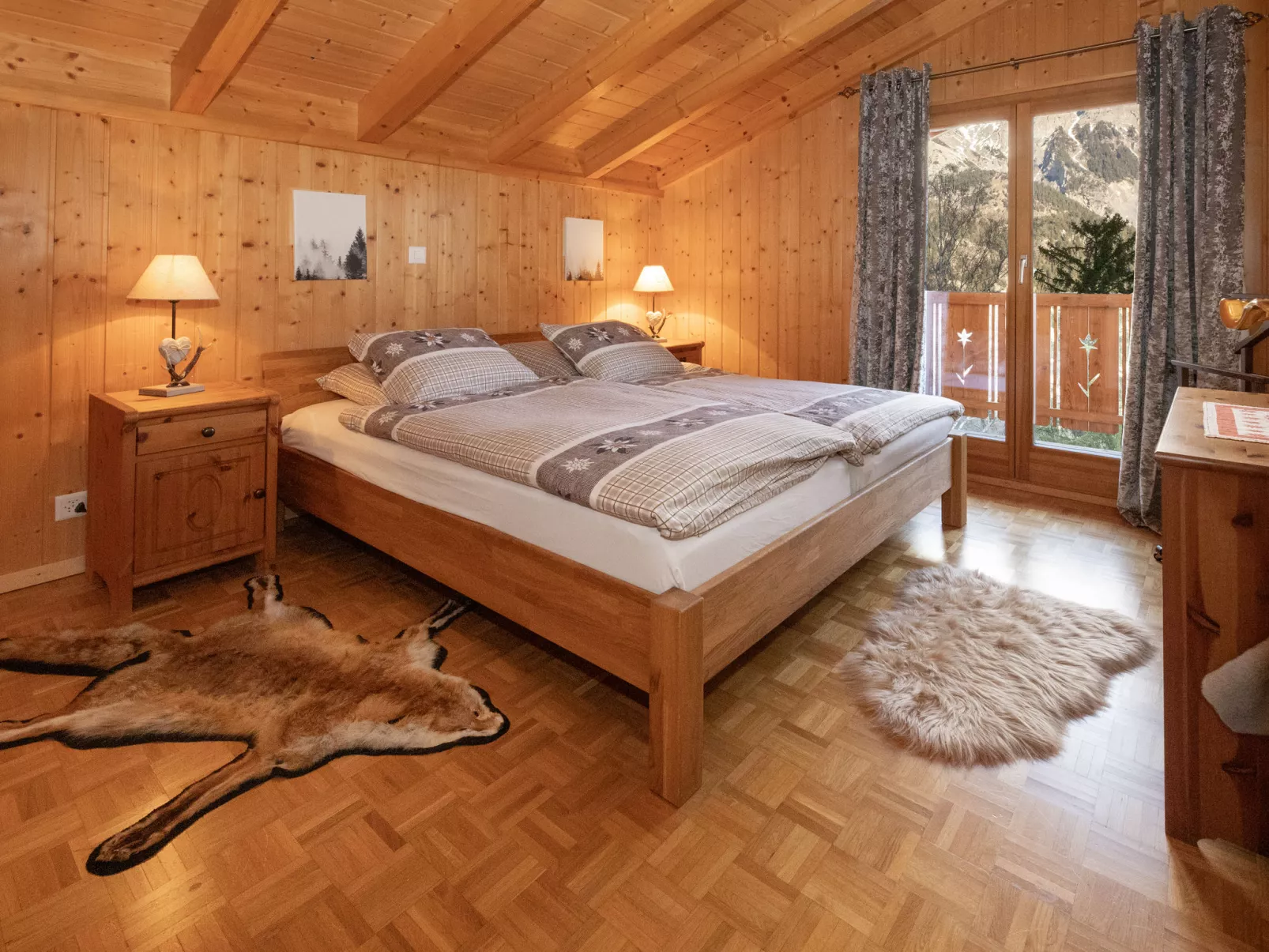 Ecureuil noir - Binnen