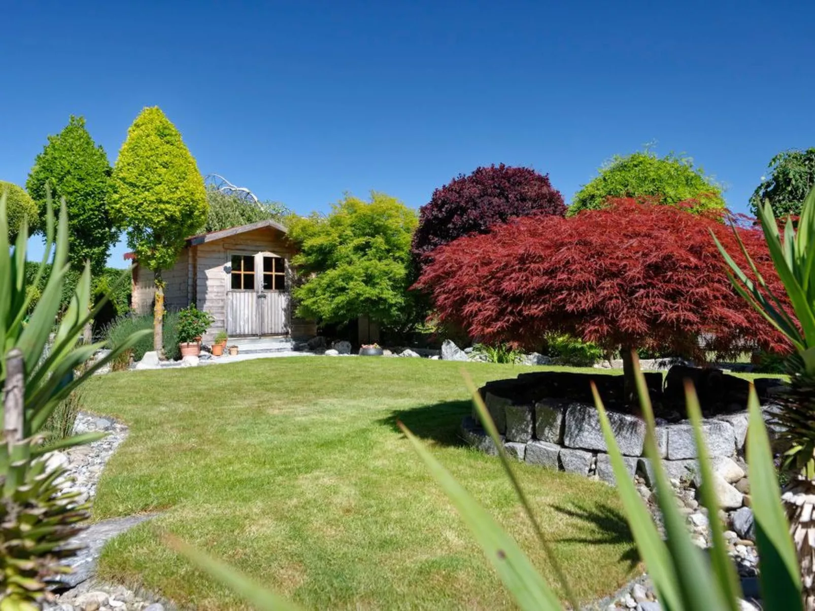 Mit schönem Garten - Buiten