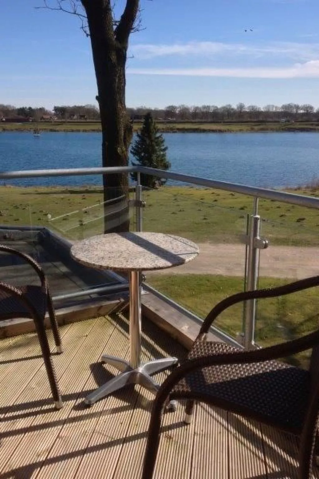 Mit atemberaubendem Blick auf den See - Buiten