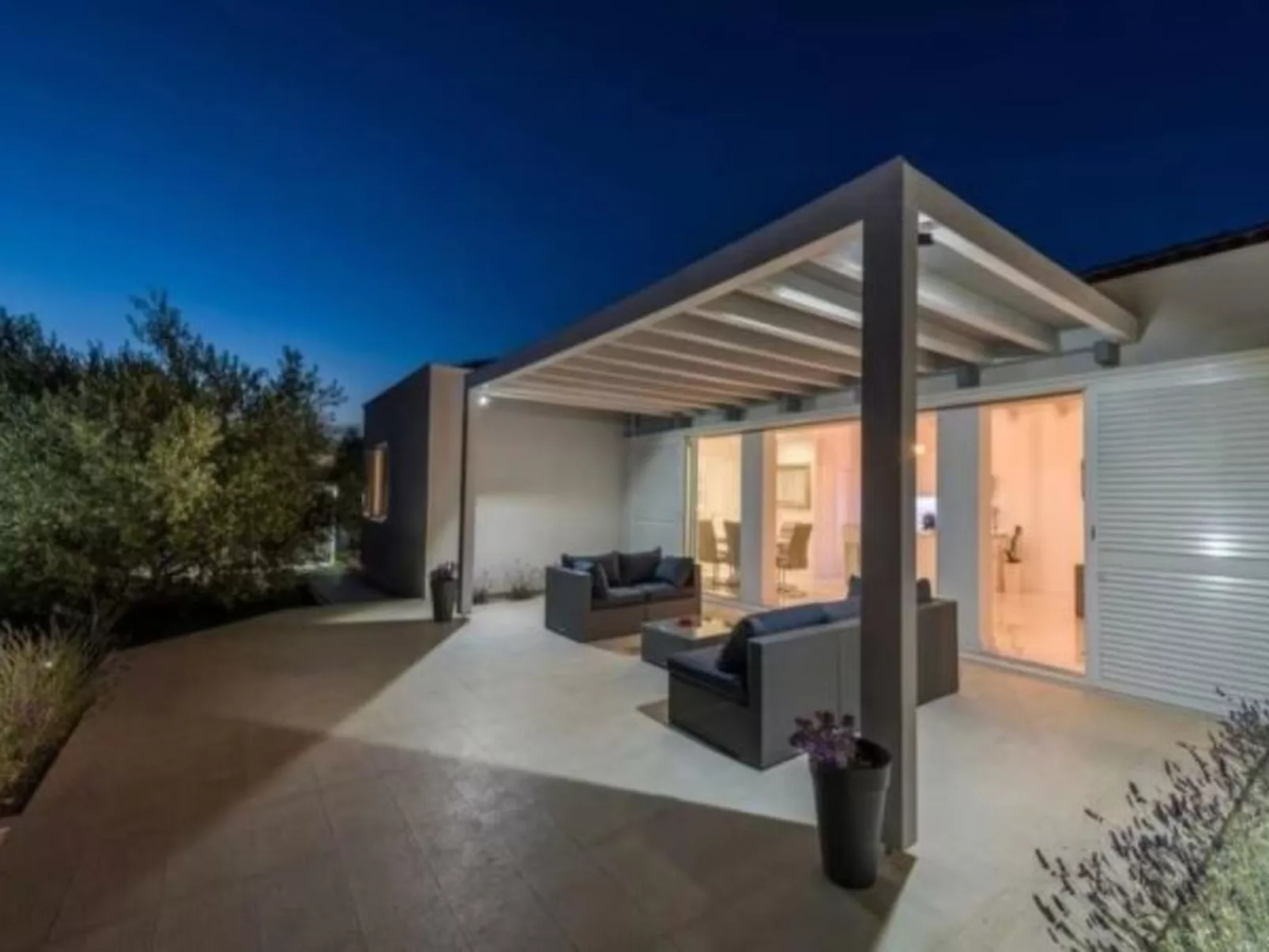 Luxurious villa Bright with pool - Image-tags.info