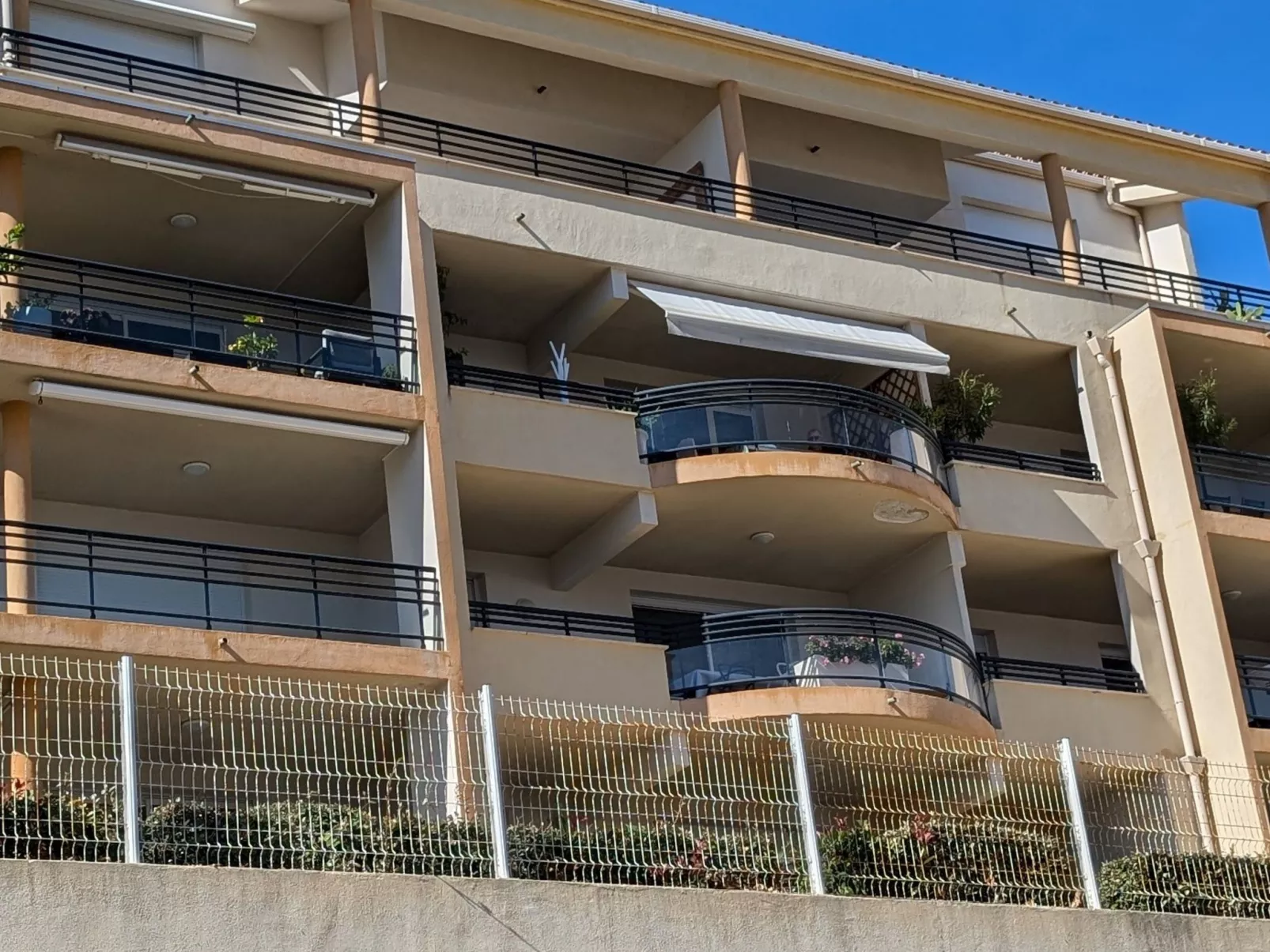 Ruhige Wohnung Panoramablick auf Meer und Berge - Buiten