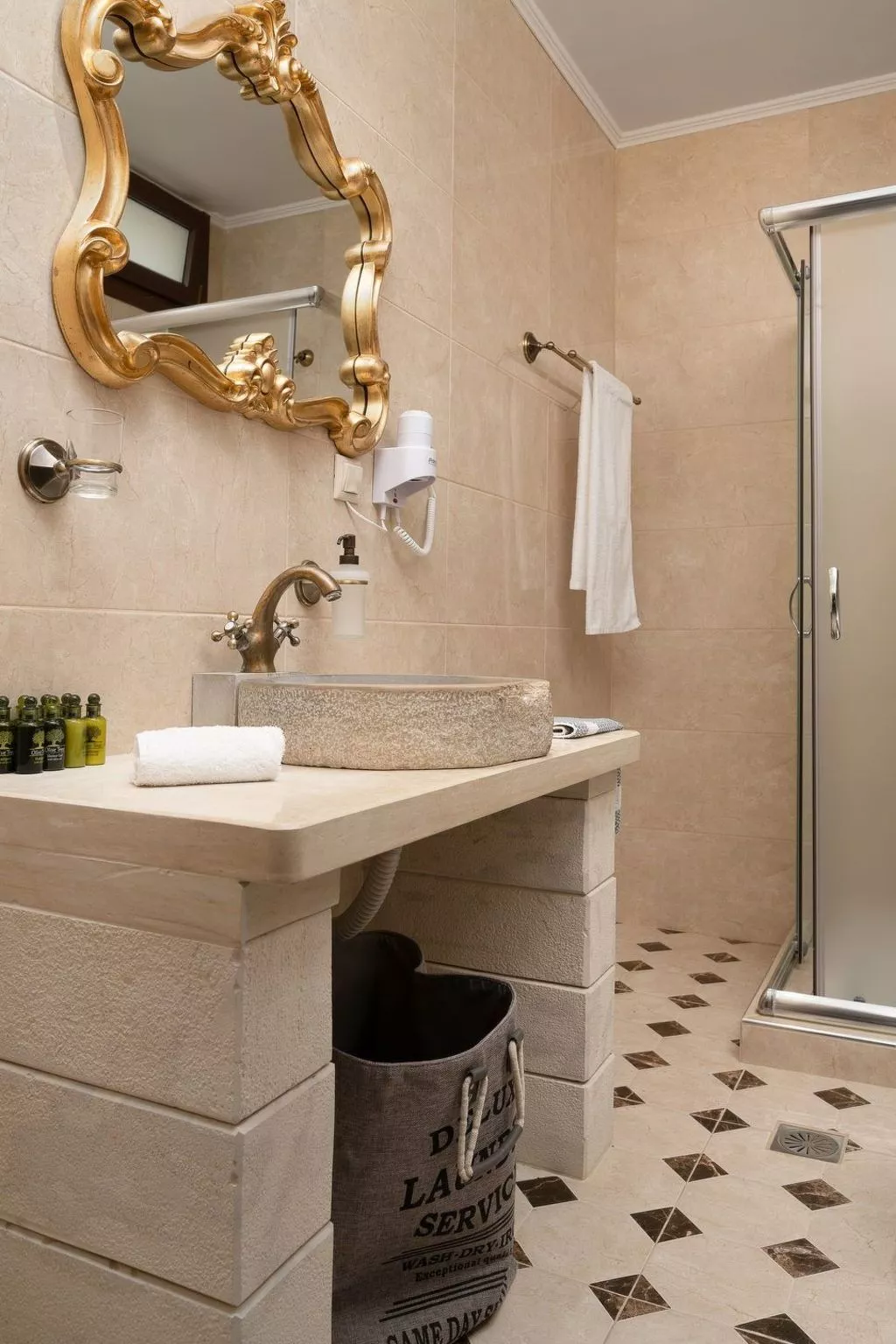 Orelia Cretan - Binnen