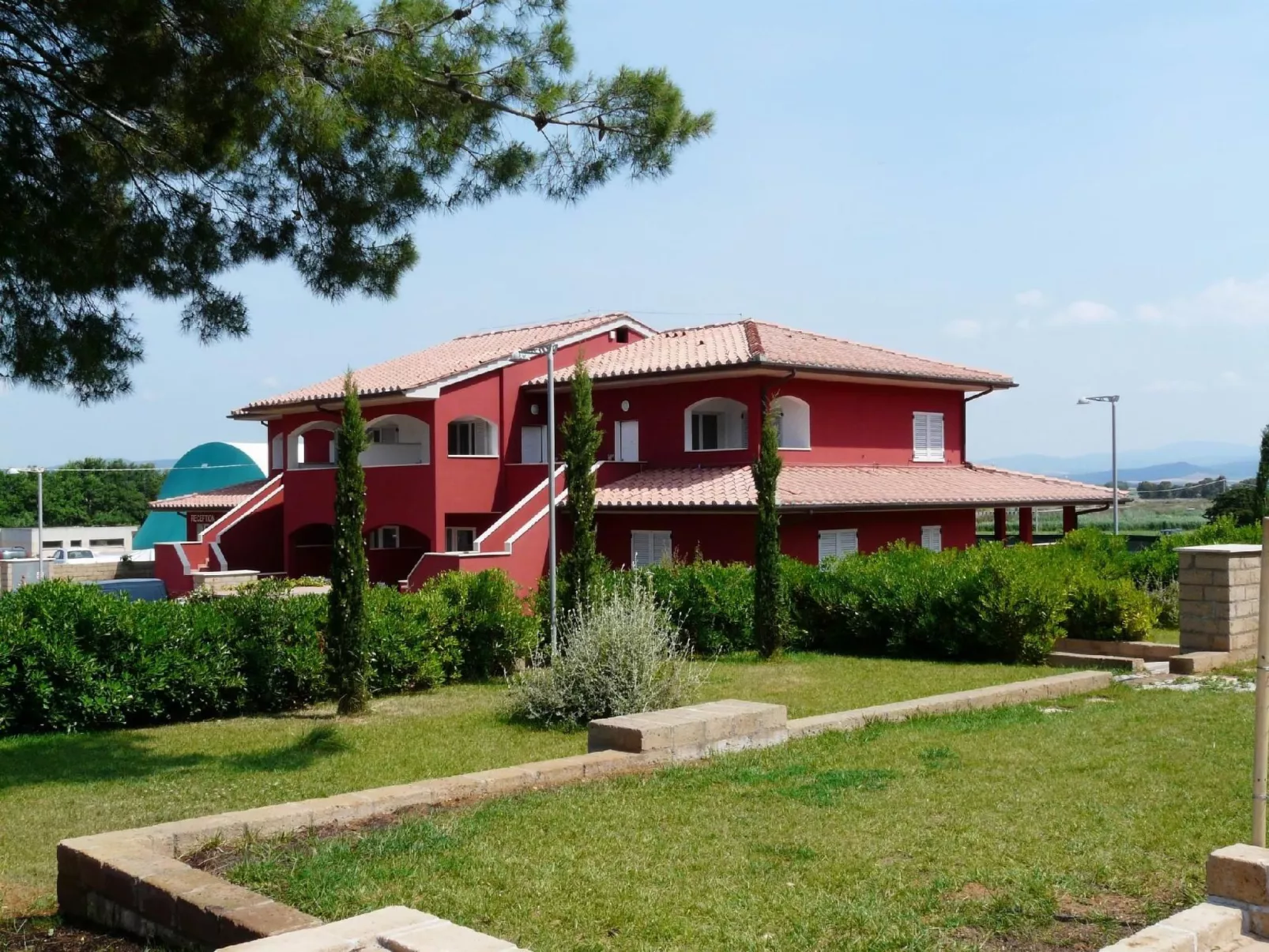 Geräumige Alloggion mit eigener Terrasse, AC - Buiten