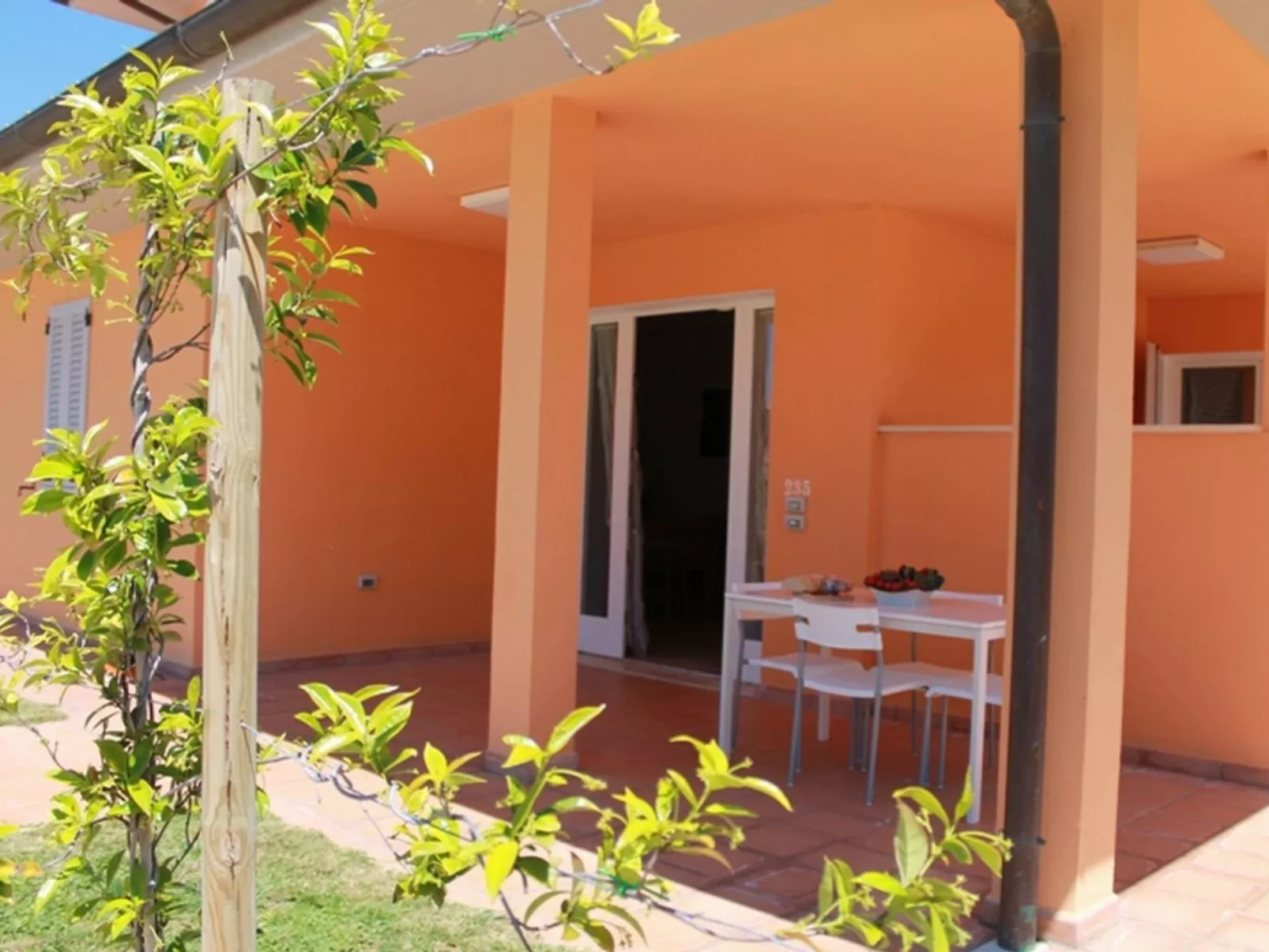 Unterkunft im Erdgeschoss, überdachte Terrasse, Schwimmbad - Buiten