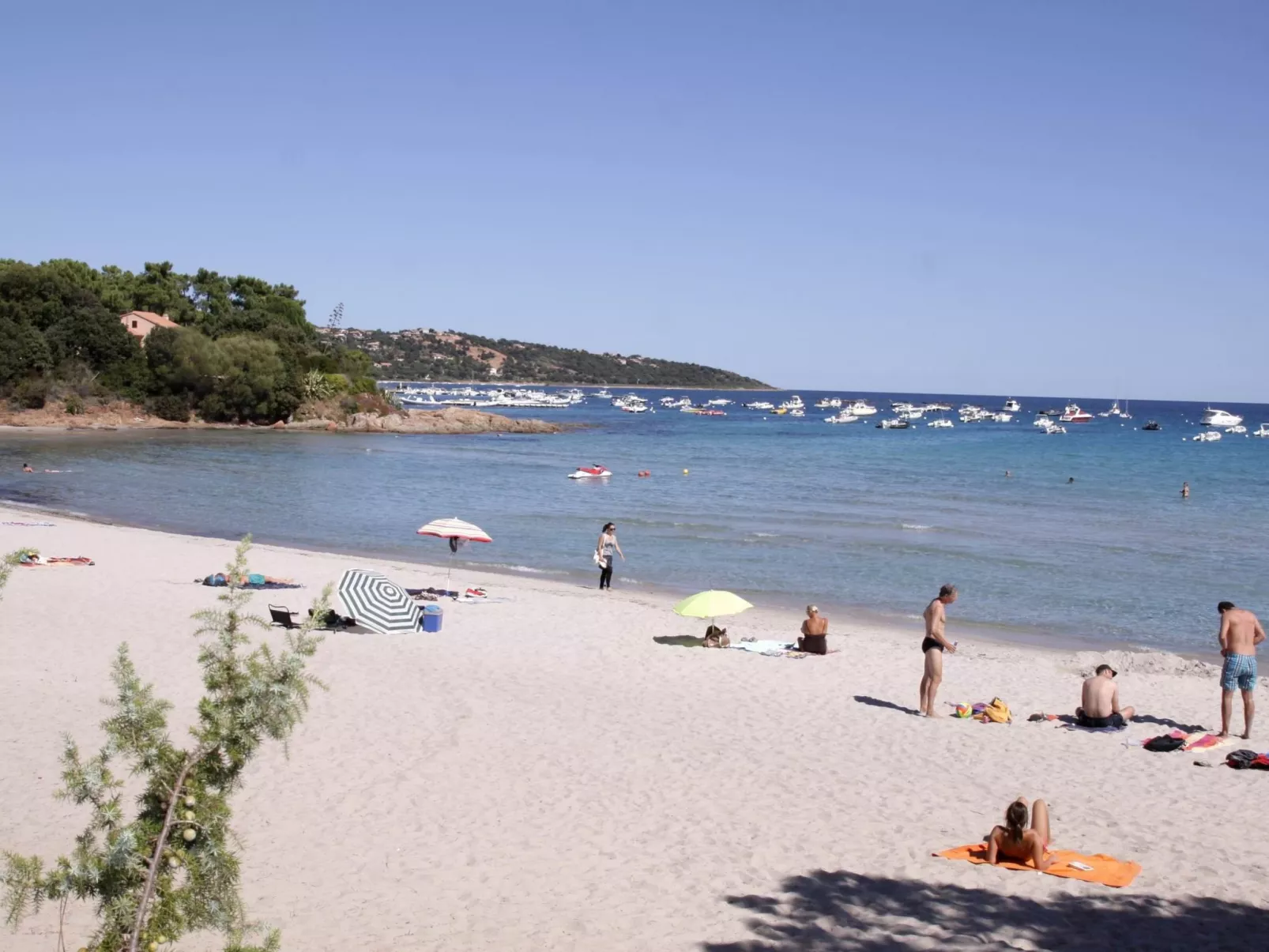 Unterkunft mit Terrasse, Klimaanlage. Schwimmbad - Buiten