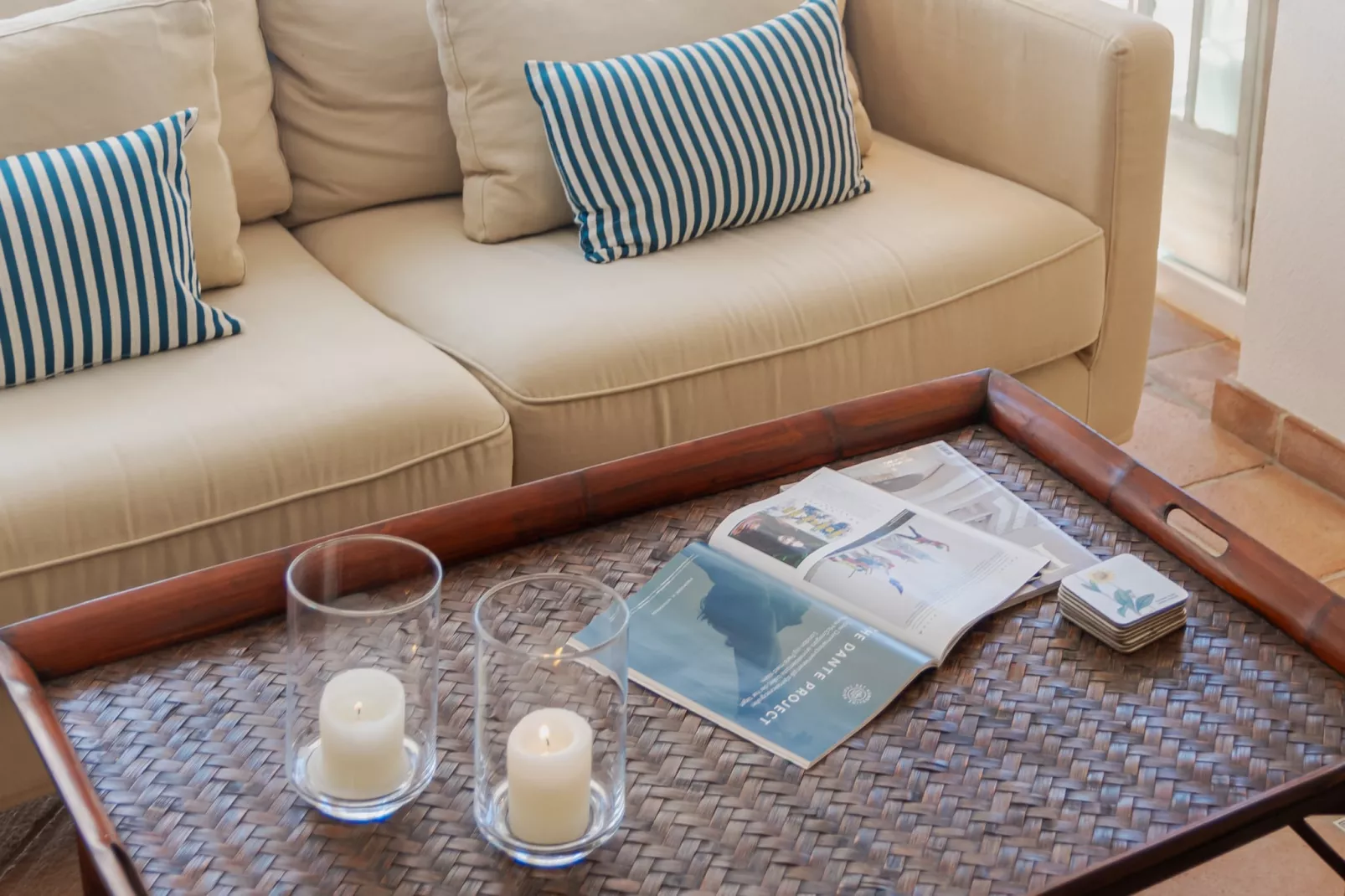 Charming Andalusian-Style Beach Villa - Woonkamer
