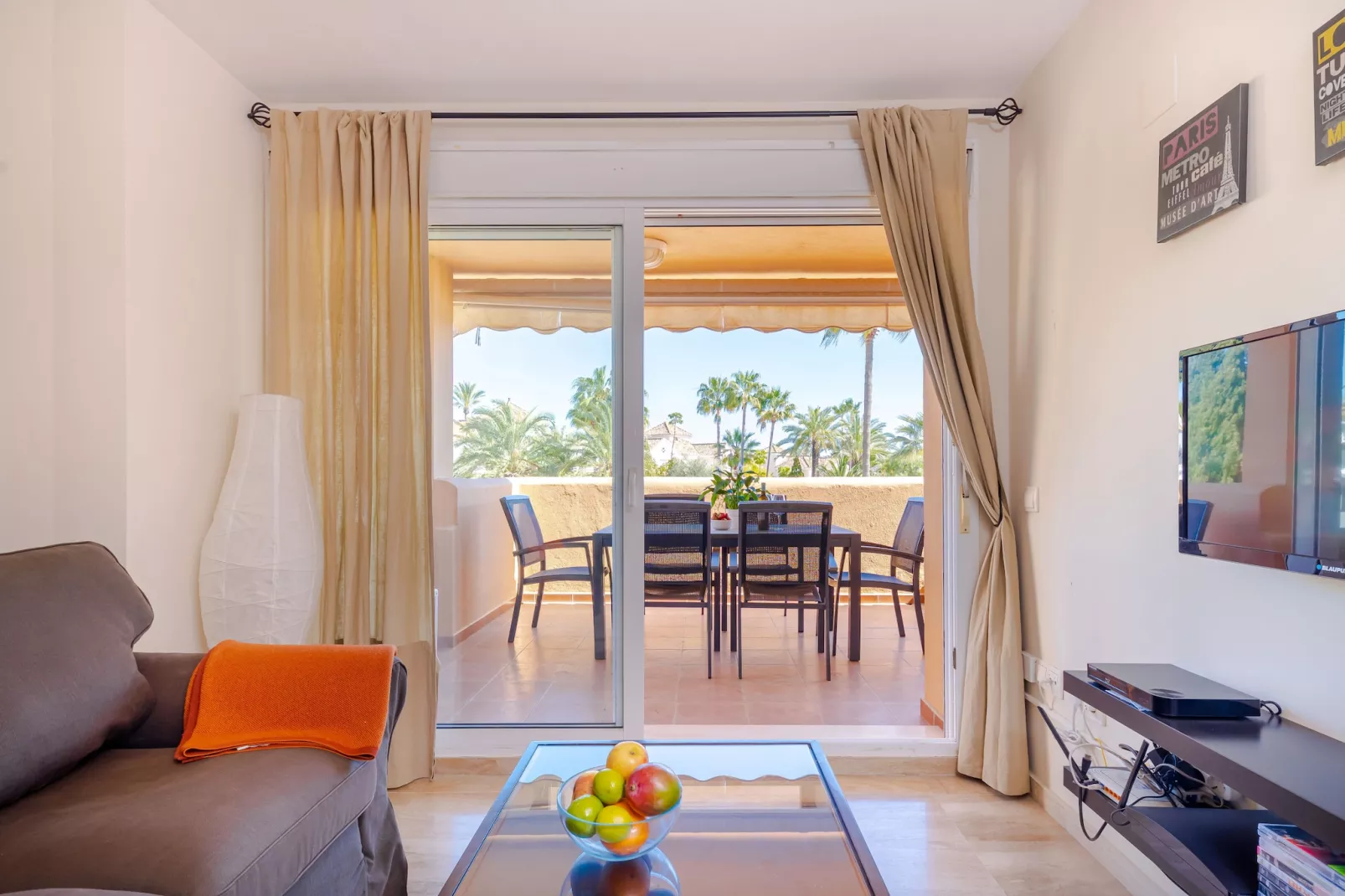 Apartment only 80 Meters from the Beach - Woonkamer