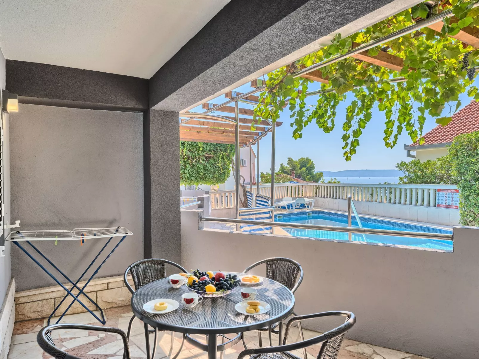 Wohnung in Okrug Gornji mit Terrasse, gemeinsamem Pool und Grill - Buiten