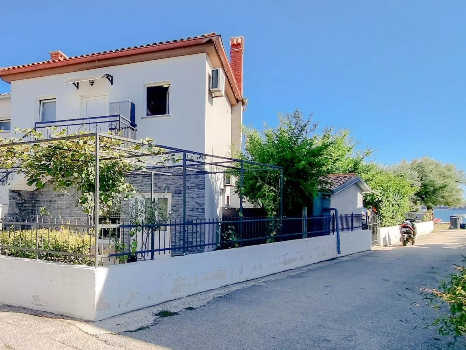 Wohnung "Pintar 1" mit Blick auf das Wasser - Buiten