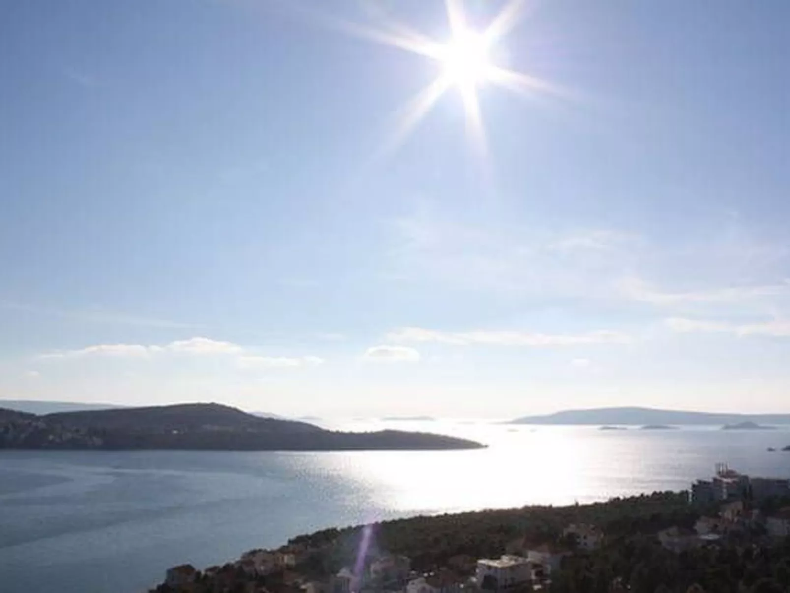 Erdgeschoss Doppelbettzimmer 25m² mit geräumiger Terrasse und Meerblick Villa M - Buiten