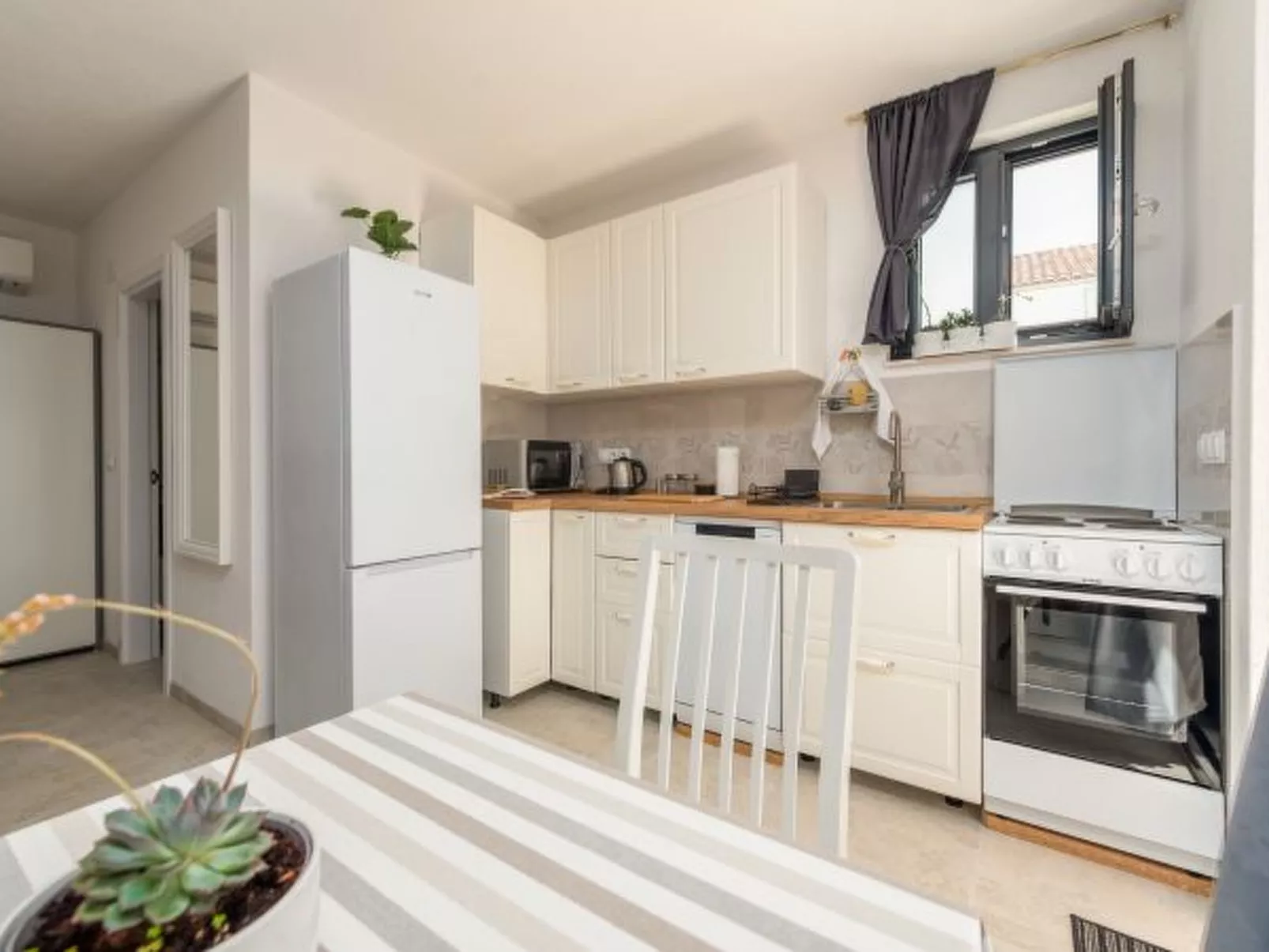 Studio Apartment Varos with shared pool - Image-tags.info