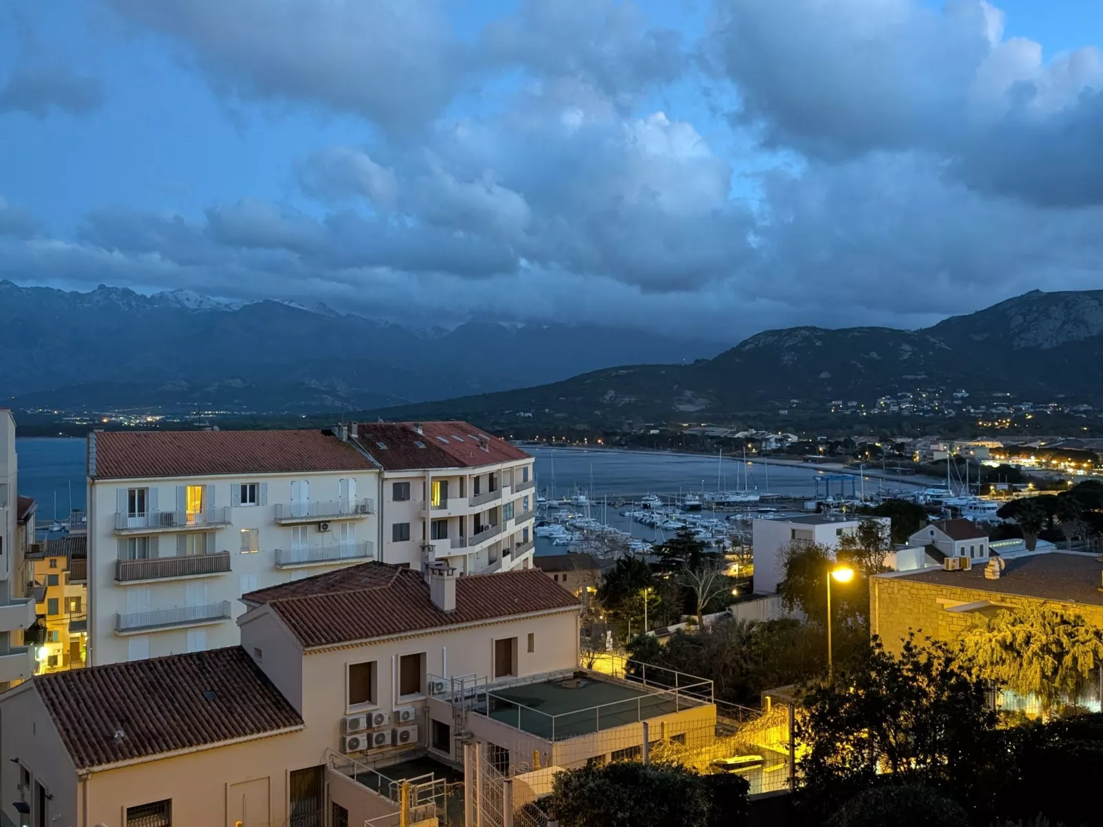 Ruhige Wohnung Panoramablick auf Meer und Berge - Buiten