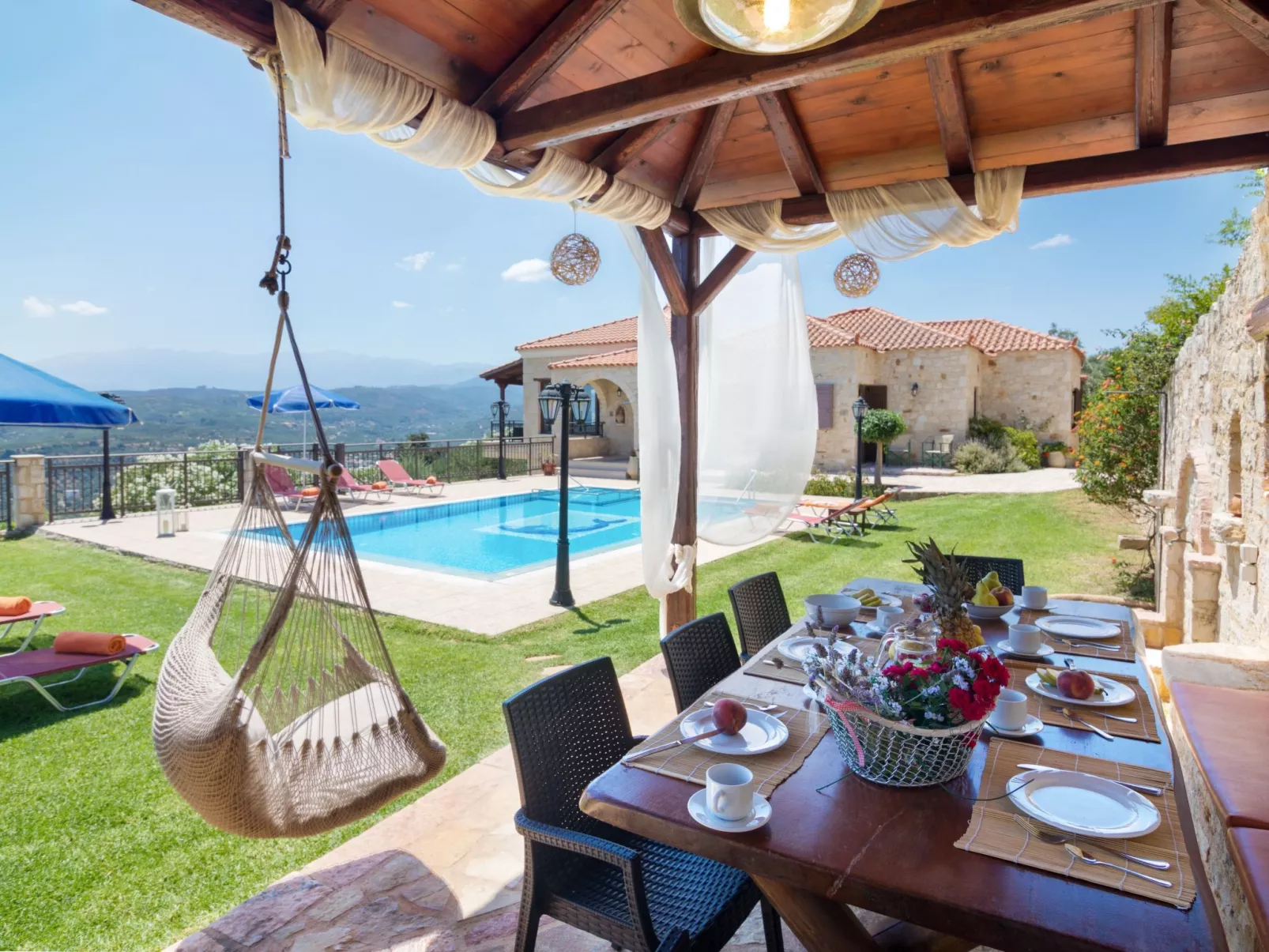 Familienvilla mit privatem Pool und Kinderbereich - Buiten