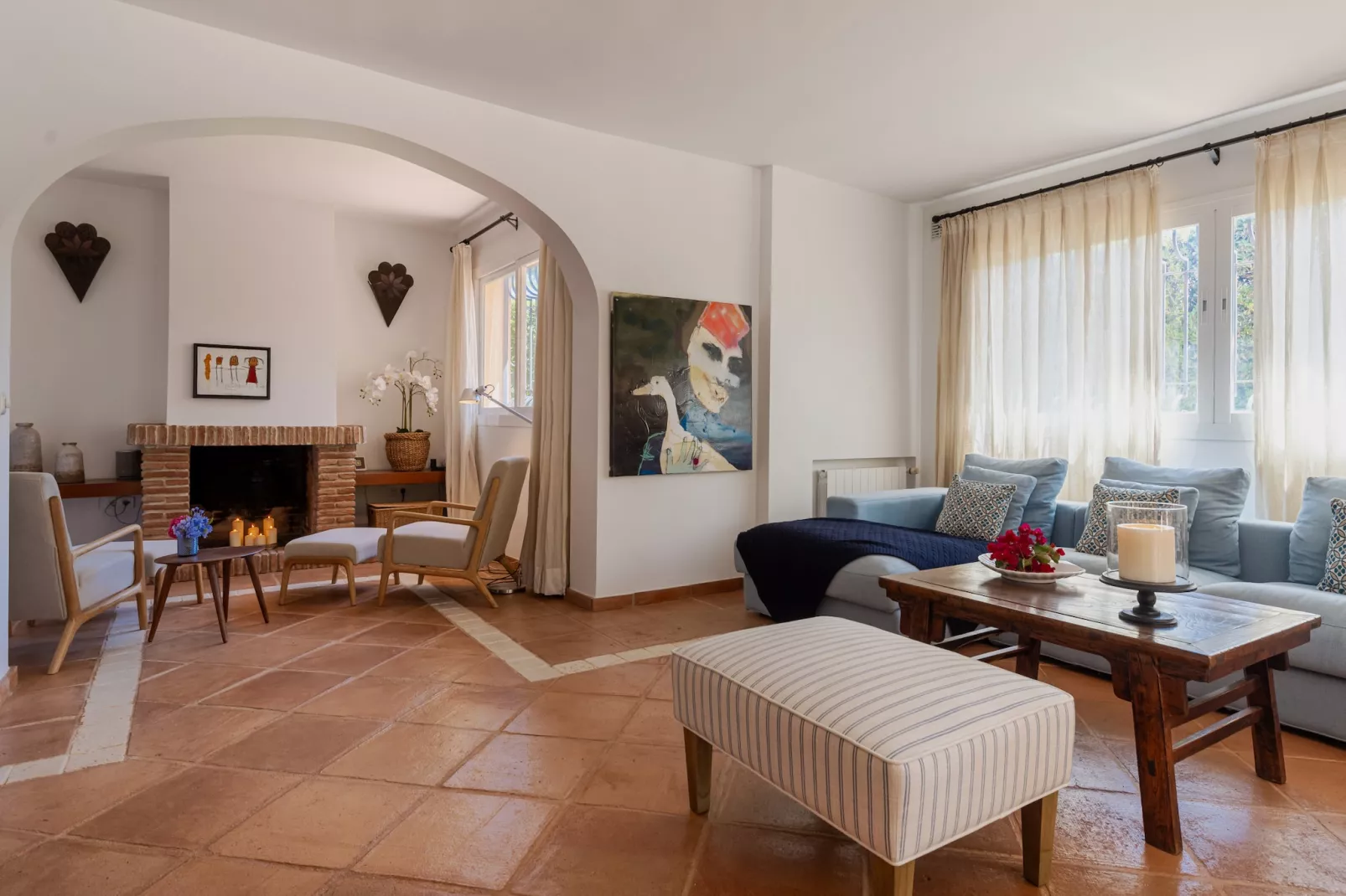 Charming Andalusian-Style Beach Villa - Woonkamer